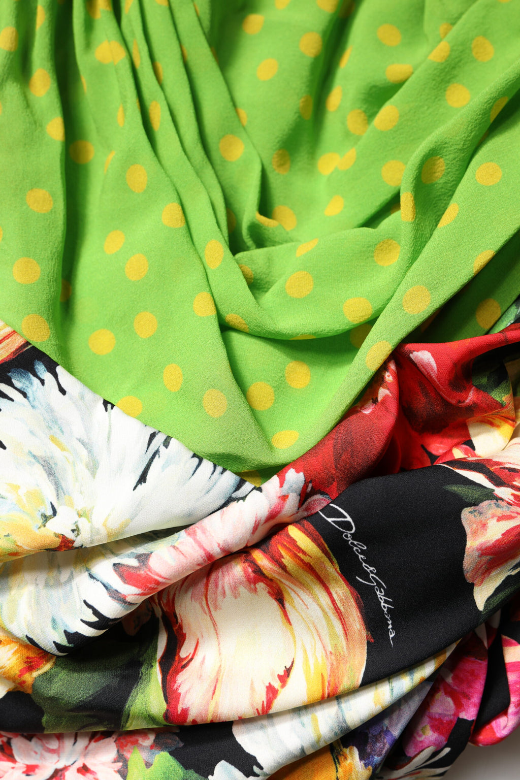 Robe courte Dolce & Gabbana à patchwork floral multicolore, ajustée, avec motifs floraux colorés et style élégant.