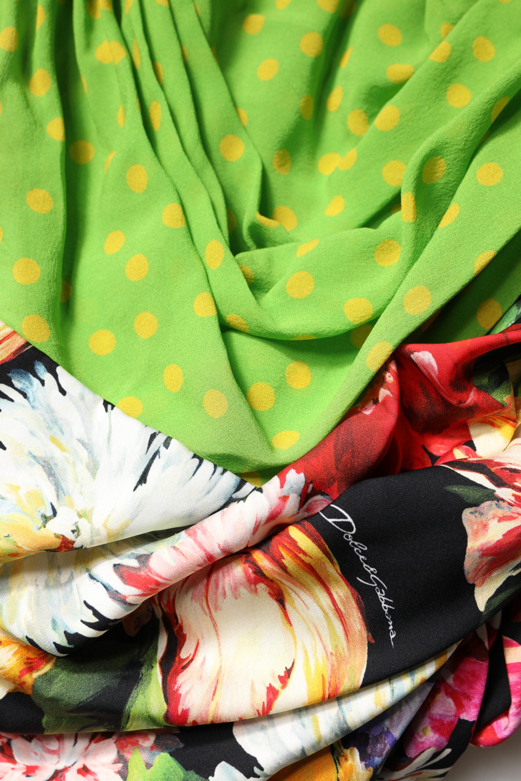 Robe courte Dolce & Gabbana à patchwork floral multicolore, ajustée, avec motifs floraux colorés et style élégant.