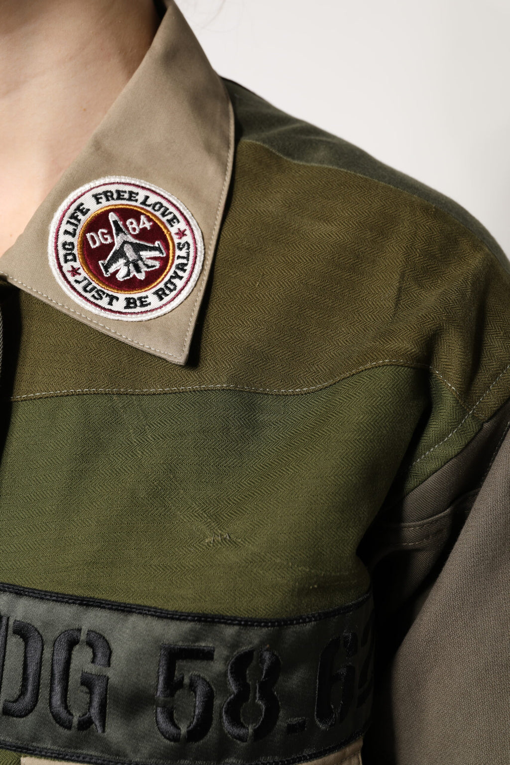 Veste en coton vert militaire Dolce & Gabbana avec boutons, vue de face sur fond neutre.
