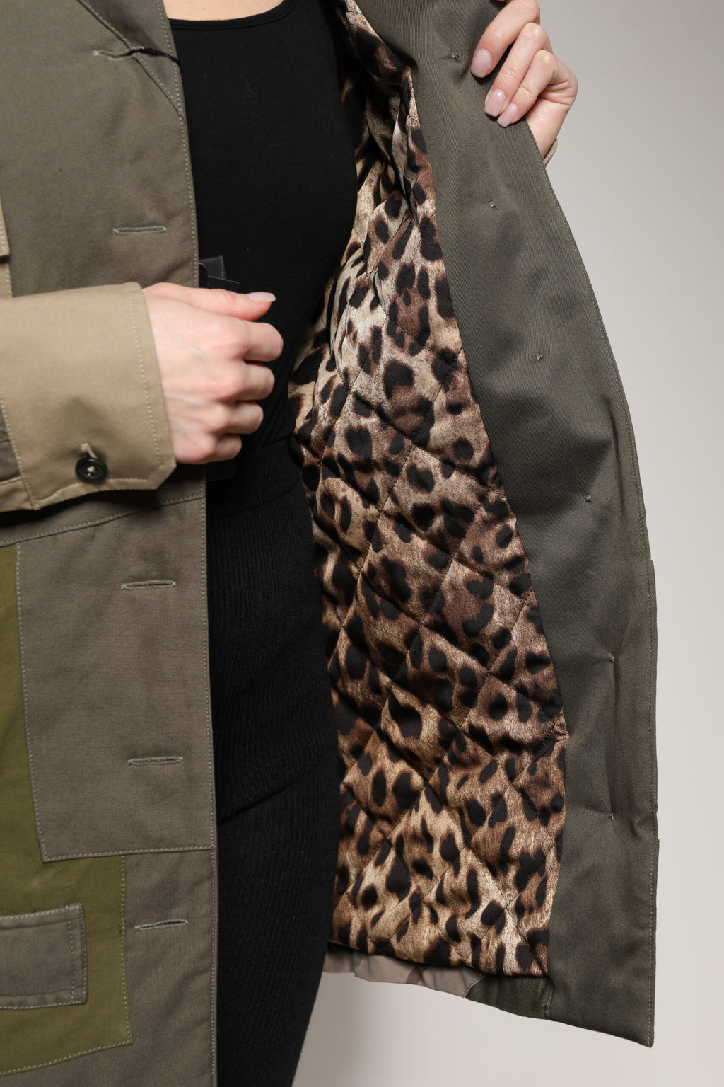 Veste militaire en coton vert olive de Dolce & Gabbana avec boutons, vue de face, style élégant et décontracté.