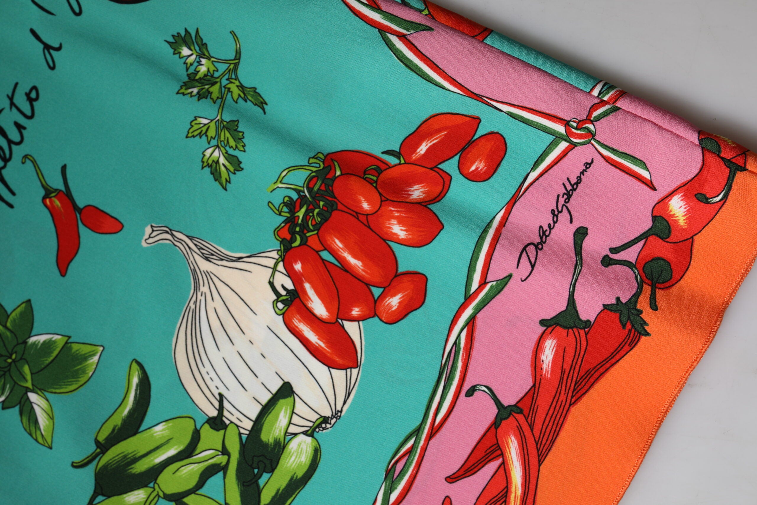 T-shirt sans manches Dolce & Gabbana en soie multicolore à motifs floraux, style élégant et sophistiqué.