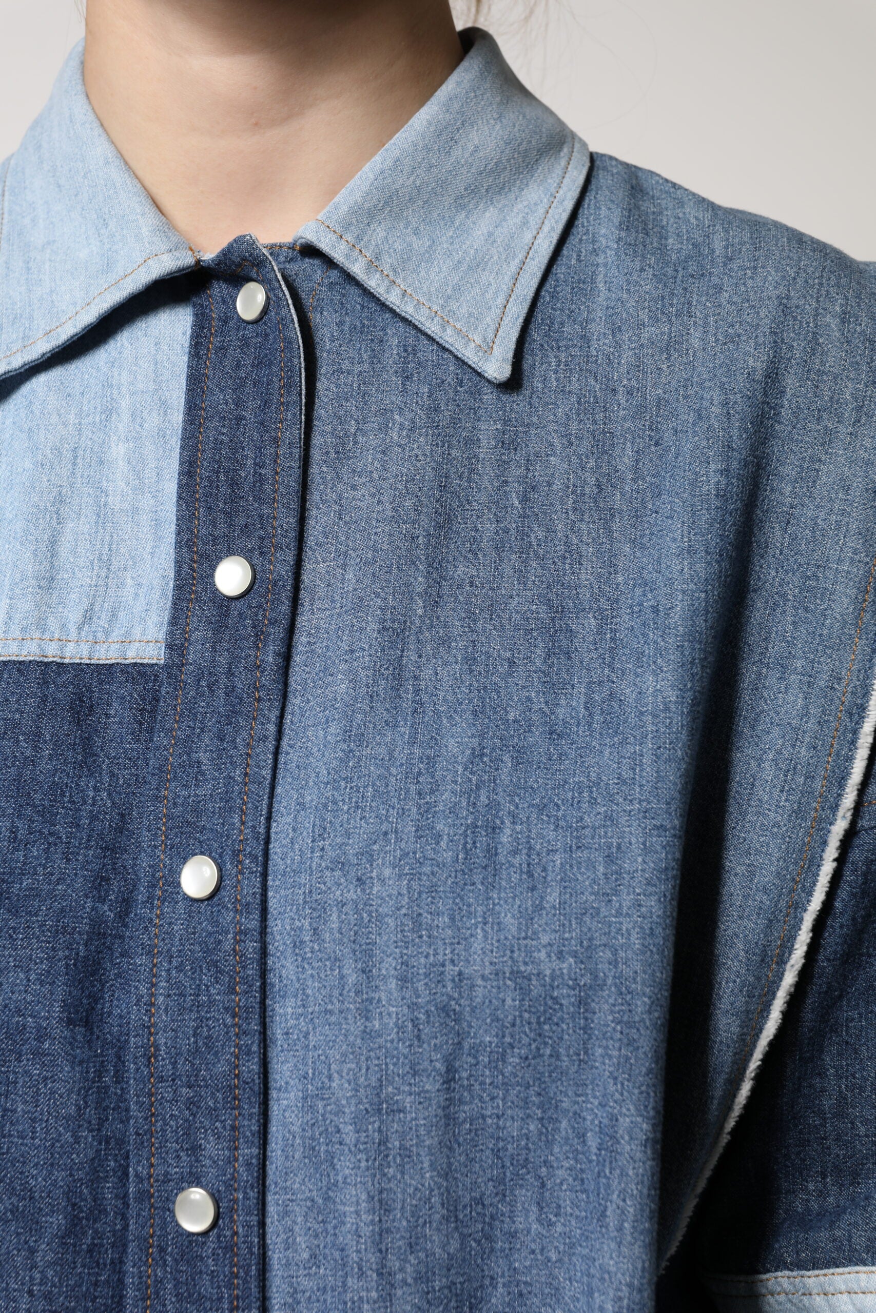Chemise en coton bleu Dolce & Gabbana avec col, boutons et manches longues, élégante et sophistiquée.