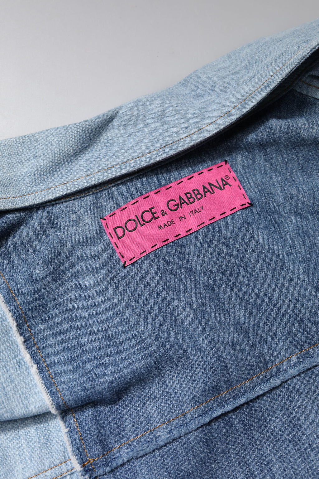 Chemise bleue en coton Dolce & Gabbana à manches longues, avec col boutonné et design élégant.