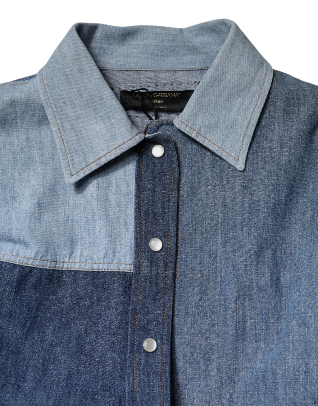 Chemise à manches longues en coton bleu Dolce & Gabbana avec col boutonné, style élégant et sophistiqué.