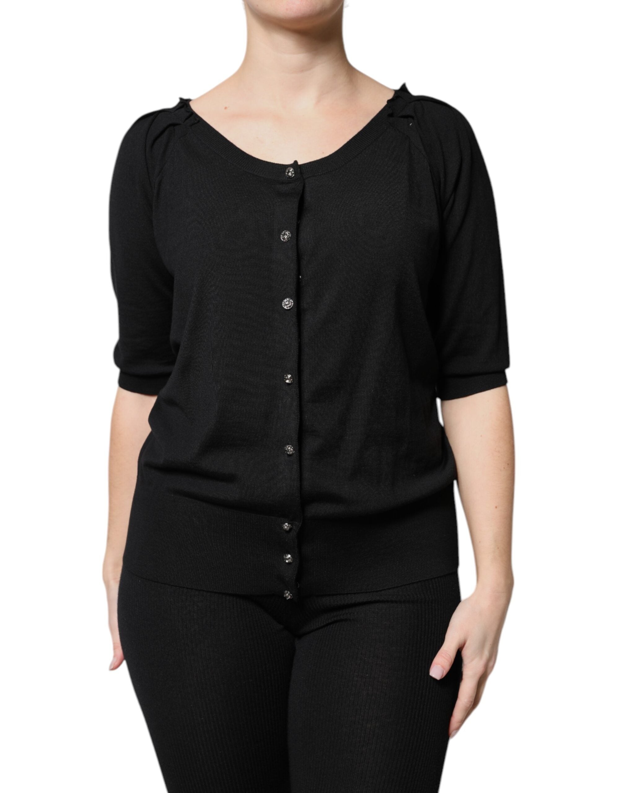 Chemisier noir à manches courtes Dolce & Gabbana avec boutons, en tissu léger, porté sur mannequin.