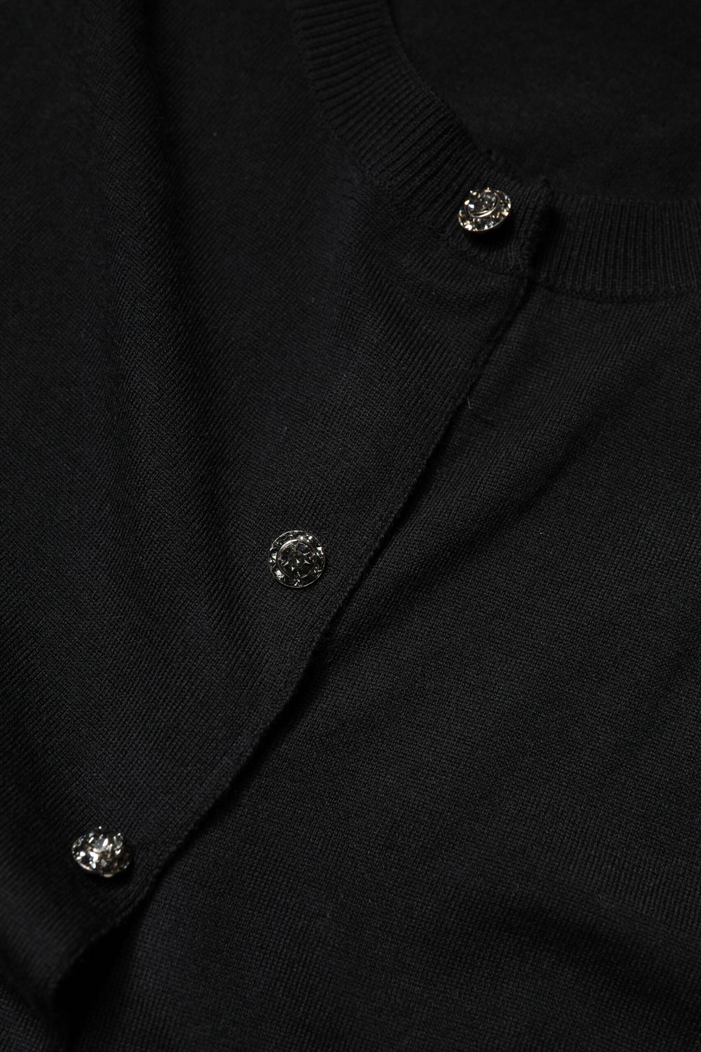 Chemise noire à manches courtes Dolce & Gabbana, blouse élégante avec boutons, vue de face.