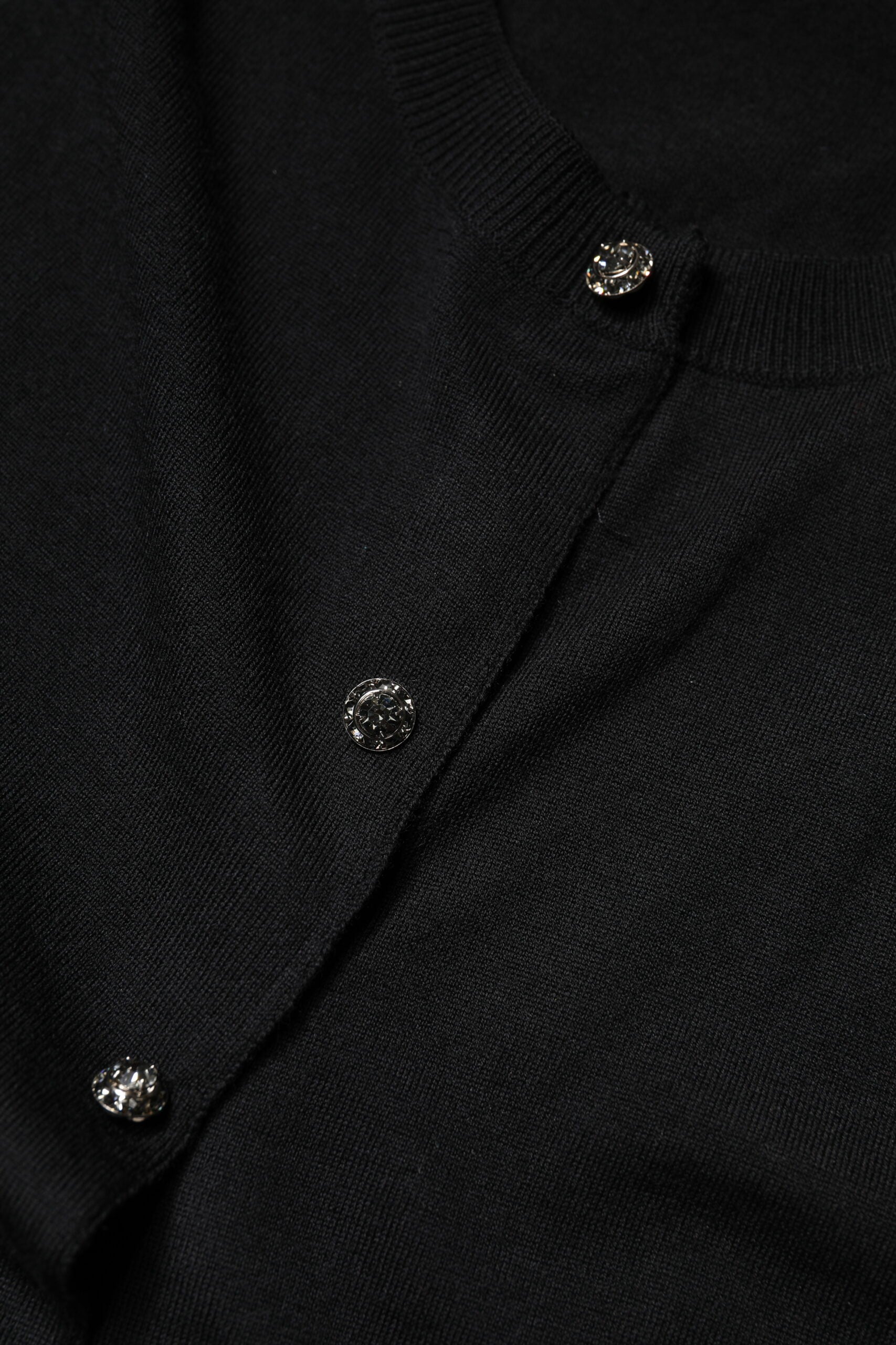 Chemise noire à manches courtes Dolce & Gabbana, blouse élégante avec boutons, vue de face.