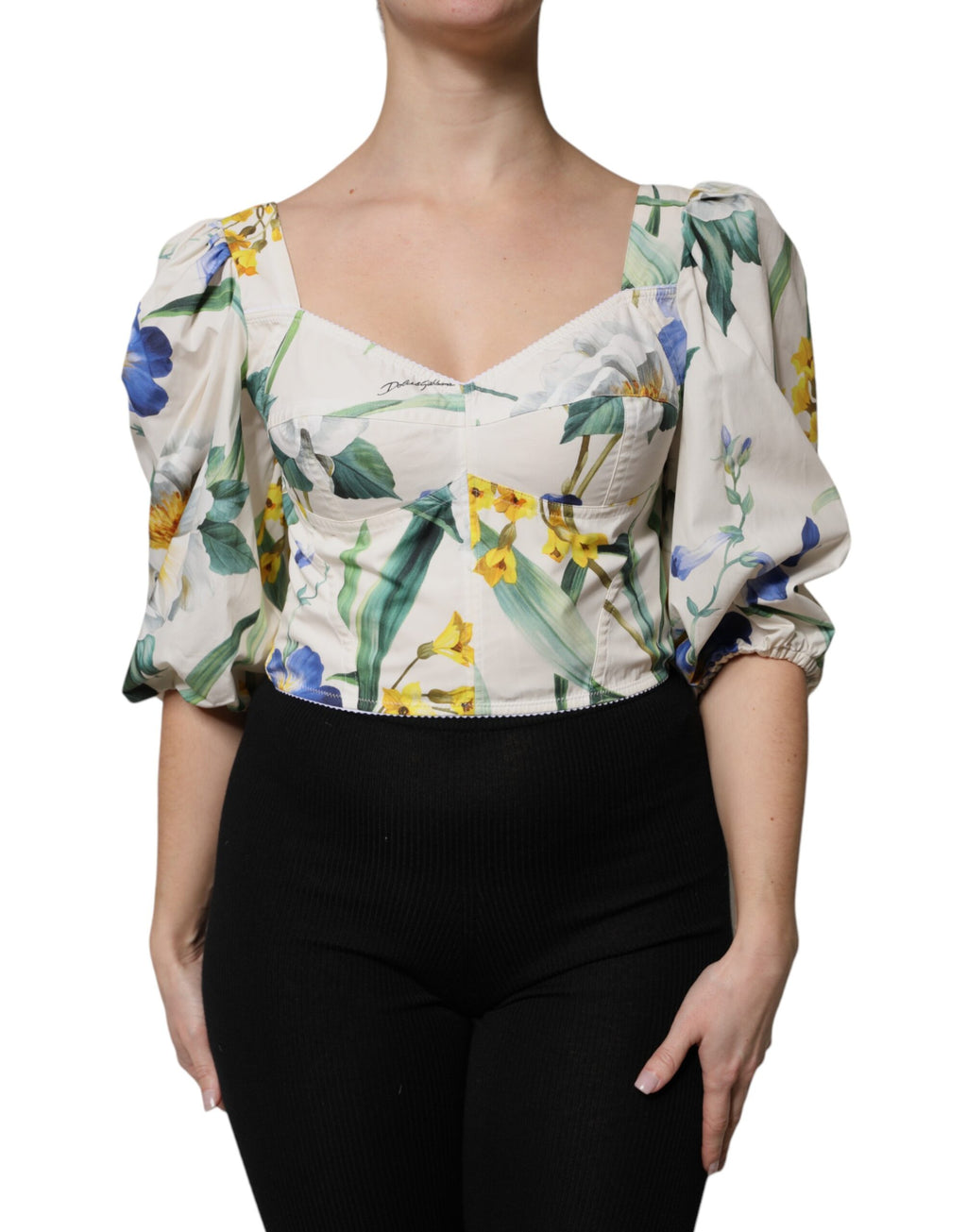 Blouse courte blanche à fleurs avec manches bouffantes de Dolce & Gabbana, style élégant et féminin.