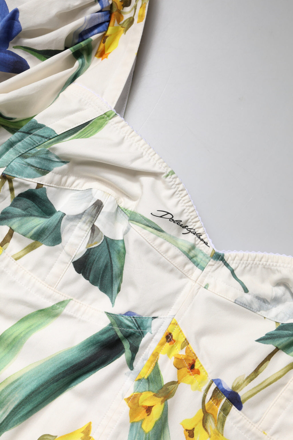 Chemise courte blanche Dolce & Gabbana à fleurs avec manches bouffantes et style élégant.
