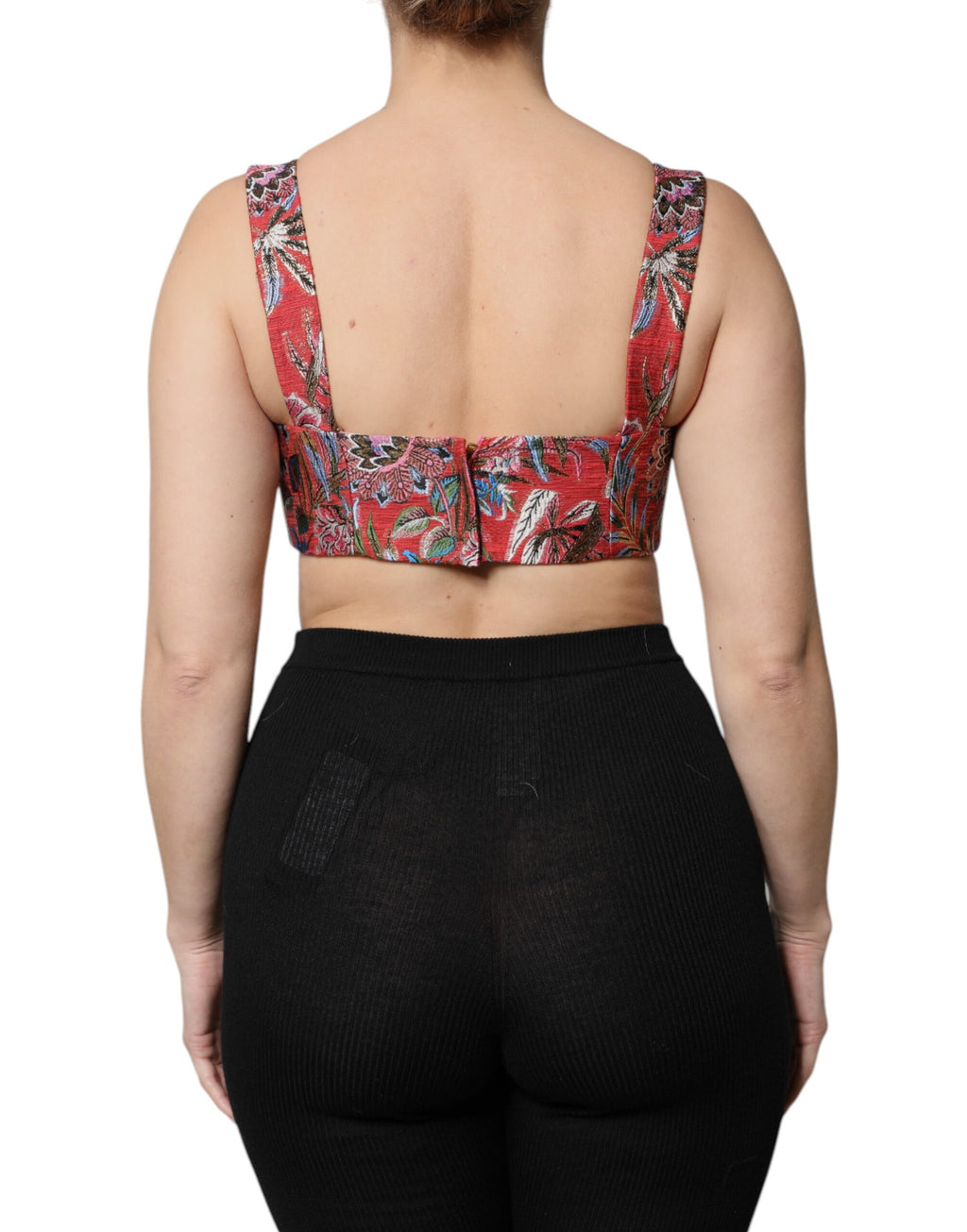 Corset court en brocart floral rouge de Dolce & Gabbana, bustier cropped élégant avec détails sophistiqués.