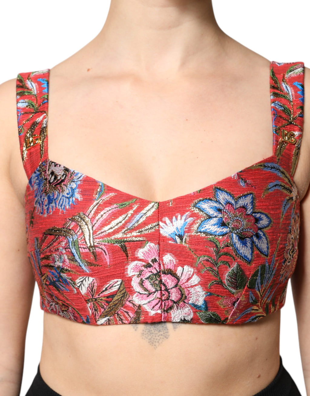 Corset court en brocart floral rouge de la marque Dolce & Gabbana, top bustier cropped élégante et sophistiquée.