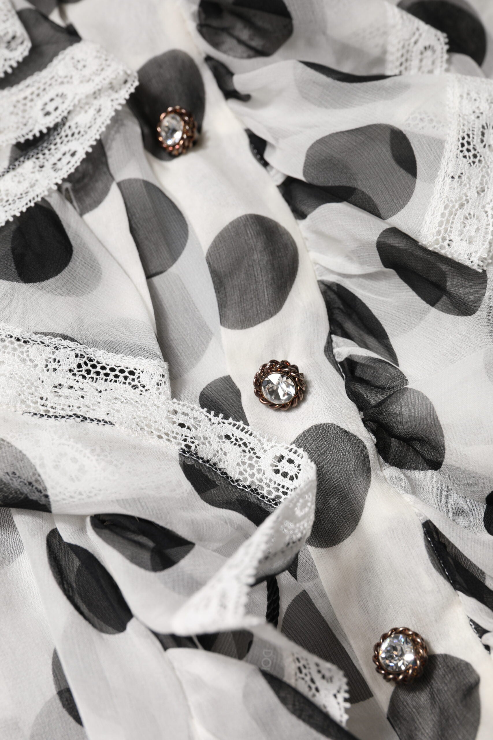 Haut sans manches en coton blanc et noir à pois de Dolce & Gabbana, style élégant et chic.