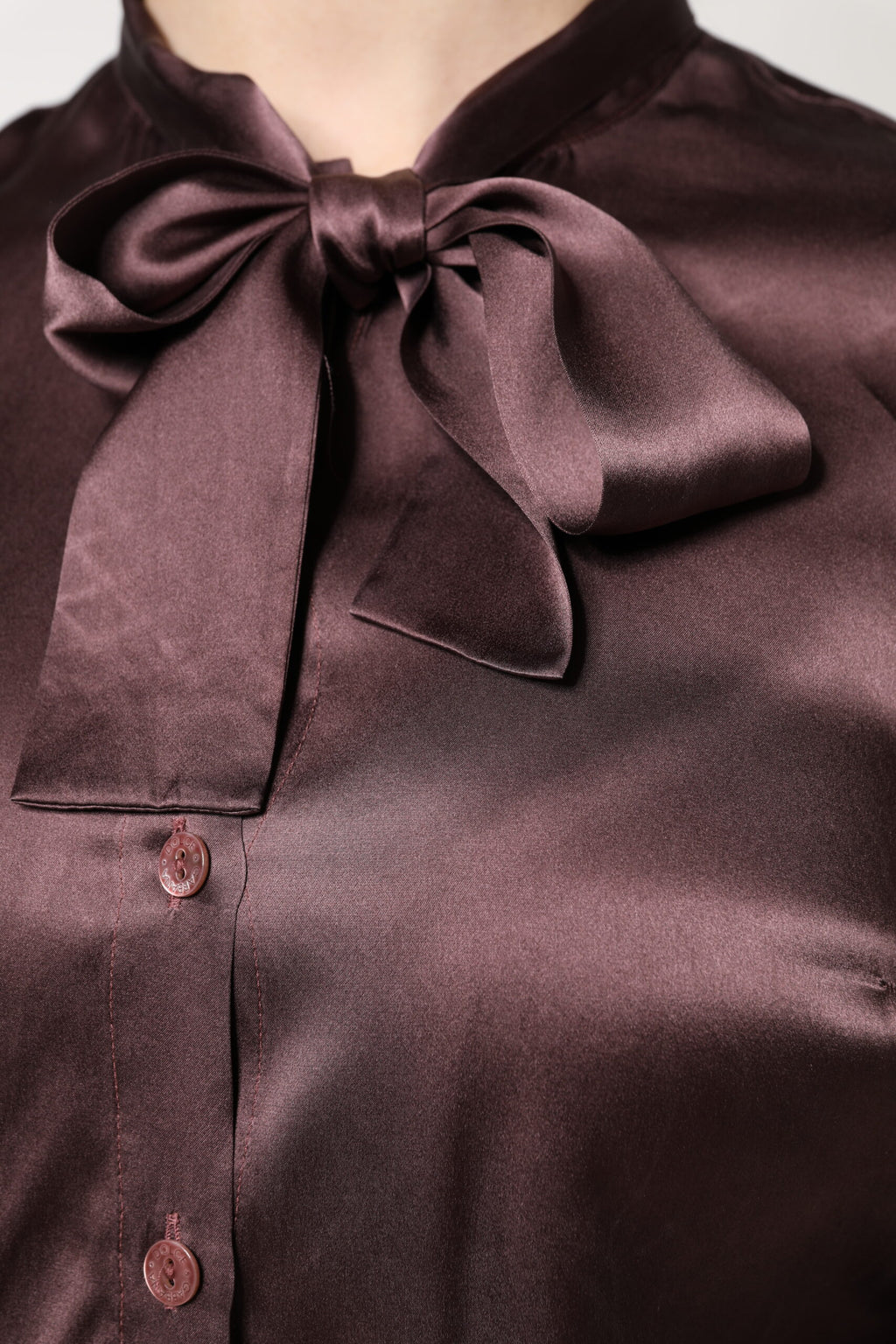 Blouse Dolce & Gabbana en satin brun à col ascot, manches longues et coupe élégante, vue de face.