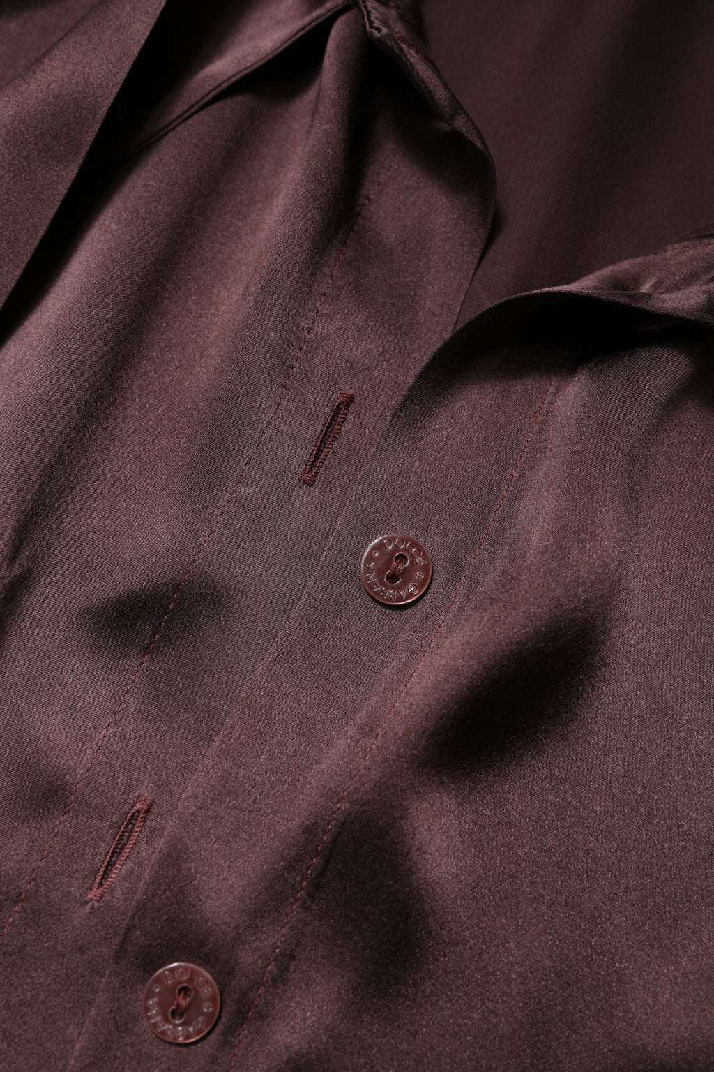 Chemise Dolce & Gabbana à col ascot marron à manches longues, élégant haut en tissu fluide et sophistiqué.