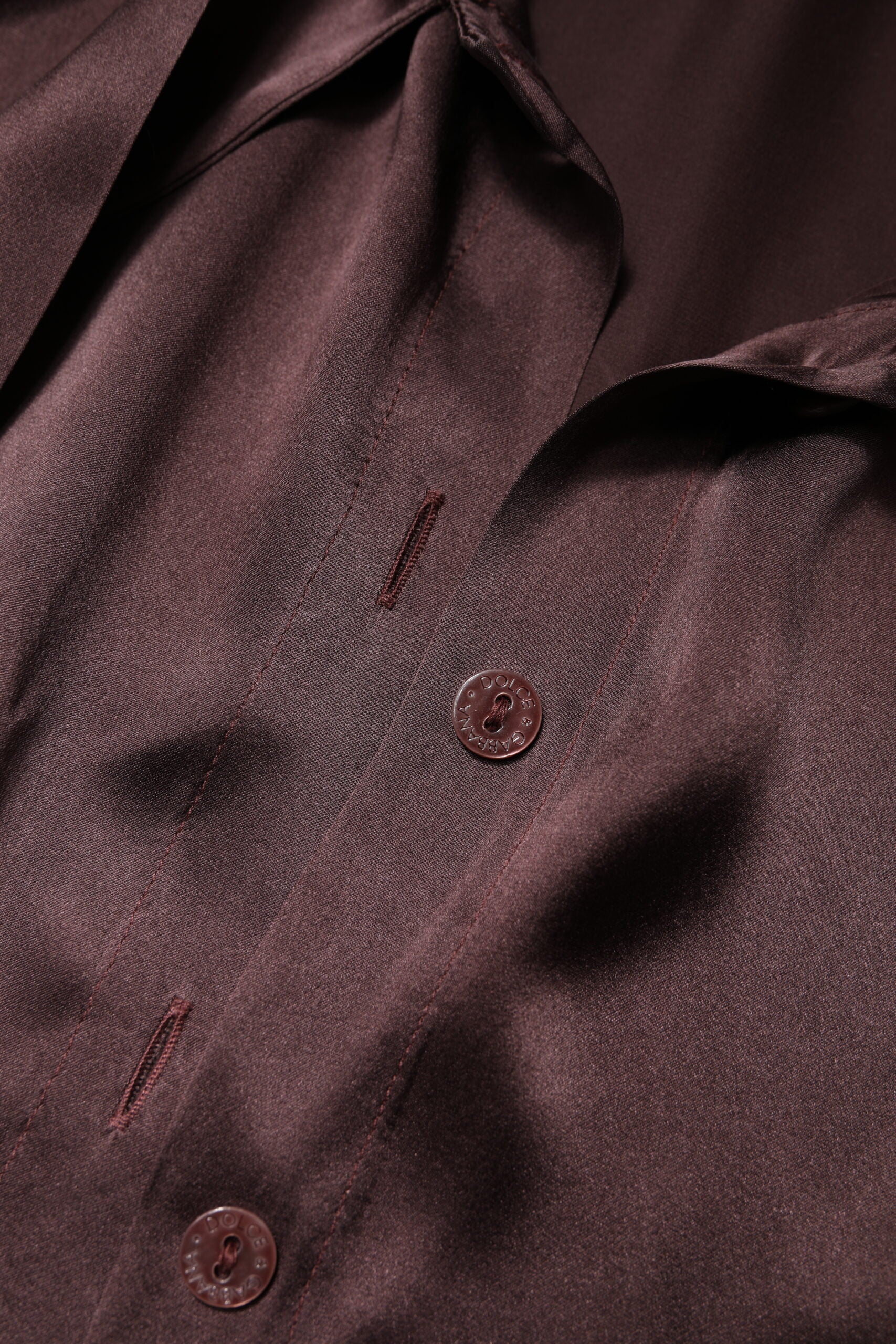 Chemise Dolce & Gabbana à col ascot marron à manches longues, élégant haut en tissu fluide et sophistiqué.