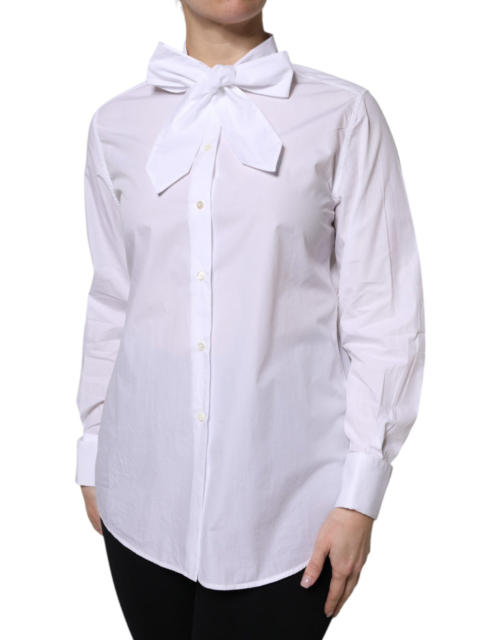Chemise blanche à col ascot Dolce & Gabbana avec manches longues, style élégant et sophistiqué, vue de face.