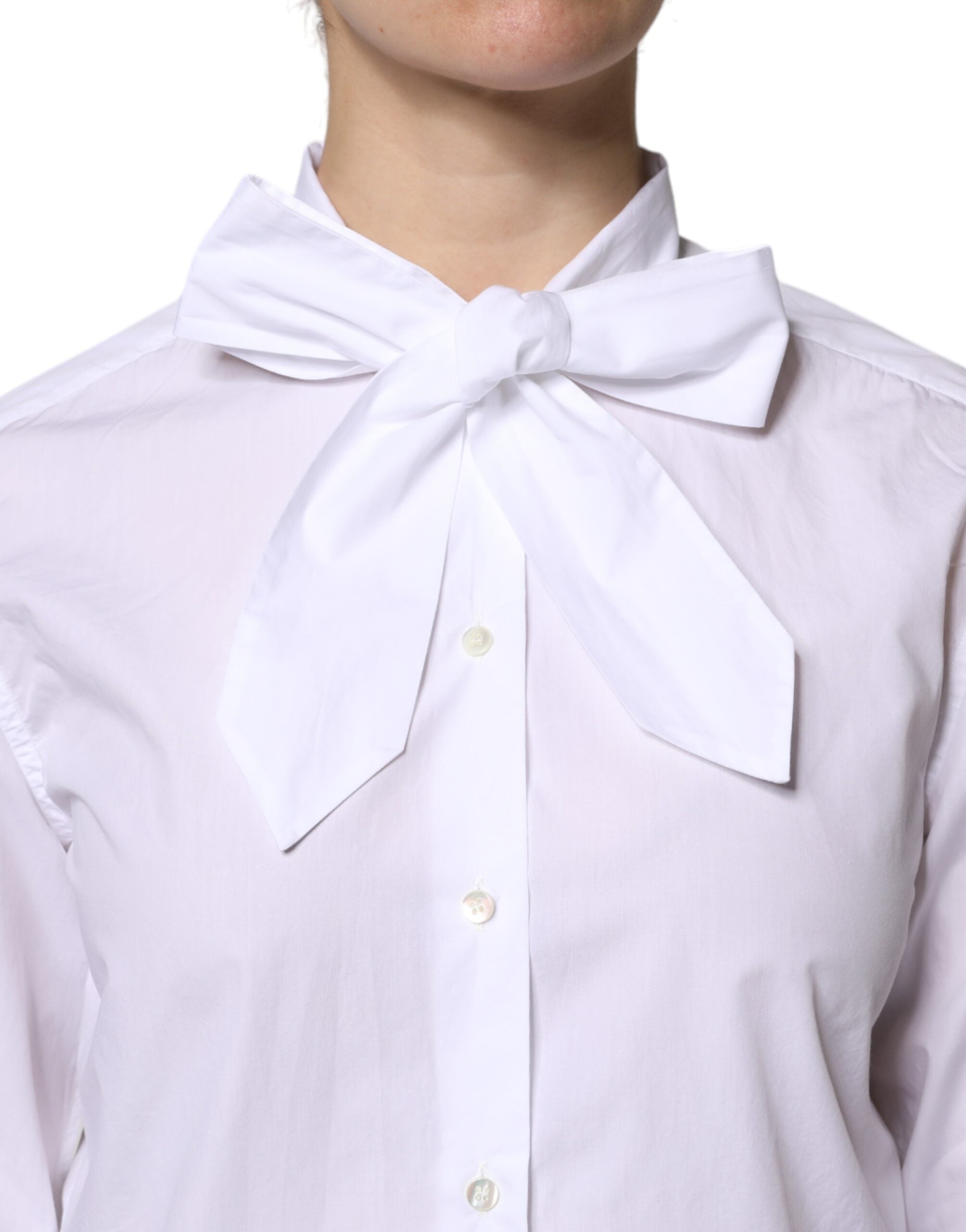Chemise blanche Dolce & Gabbana à col ascot, manches longues, style élégant et sophistiqué.
