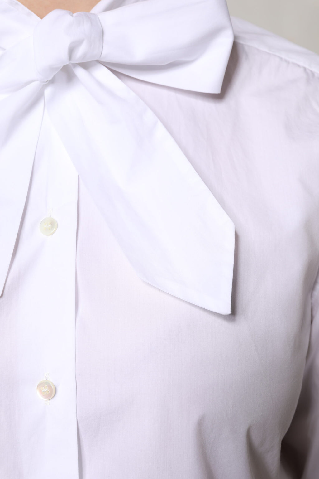 Chemise blanche à col ascot Dolce & Gabbana à manches longues, élégante et sophistiquée, vue de face.