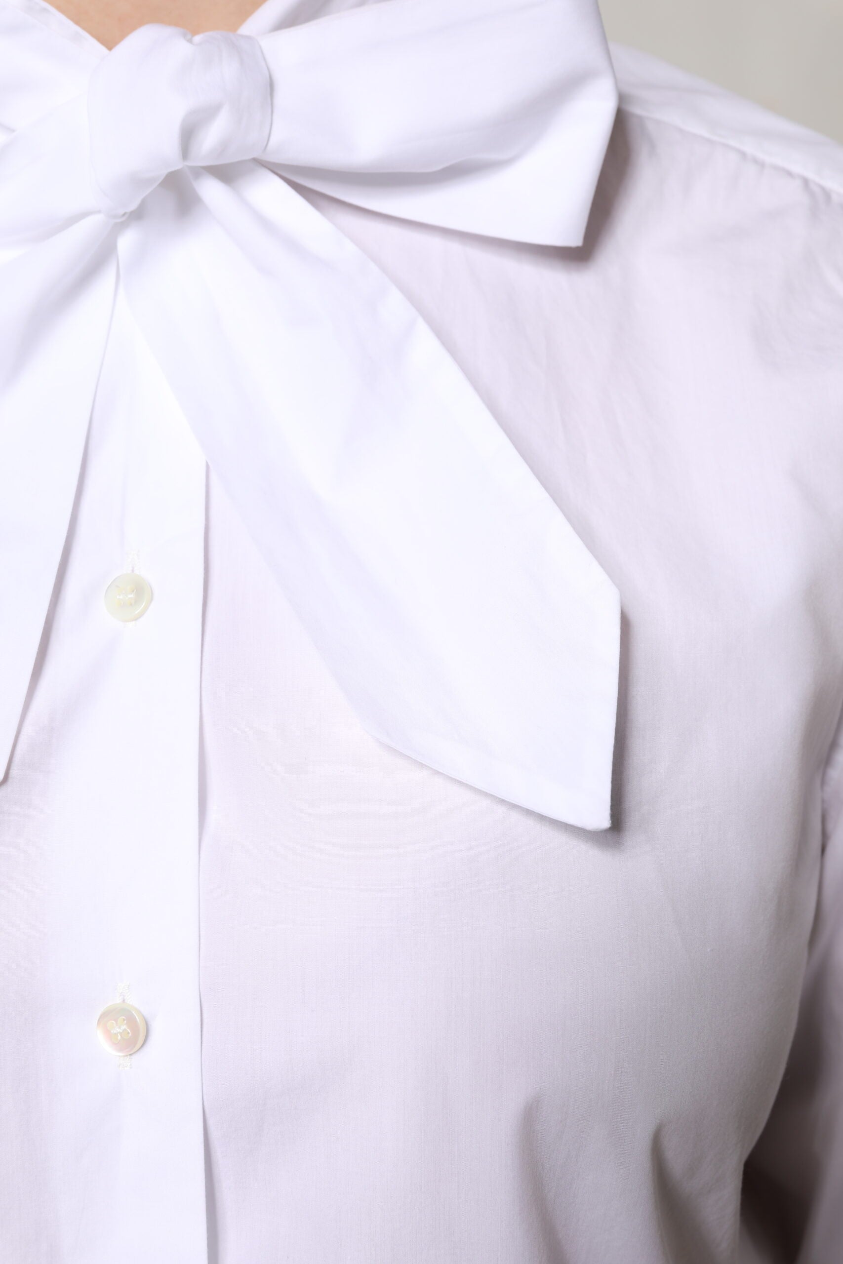 Chemise blanche à col ascot Dolce & Gabbana à manches longues, élégante et sophistiquée, vue de face.