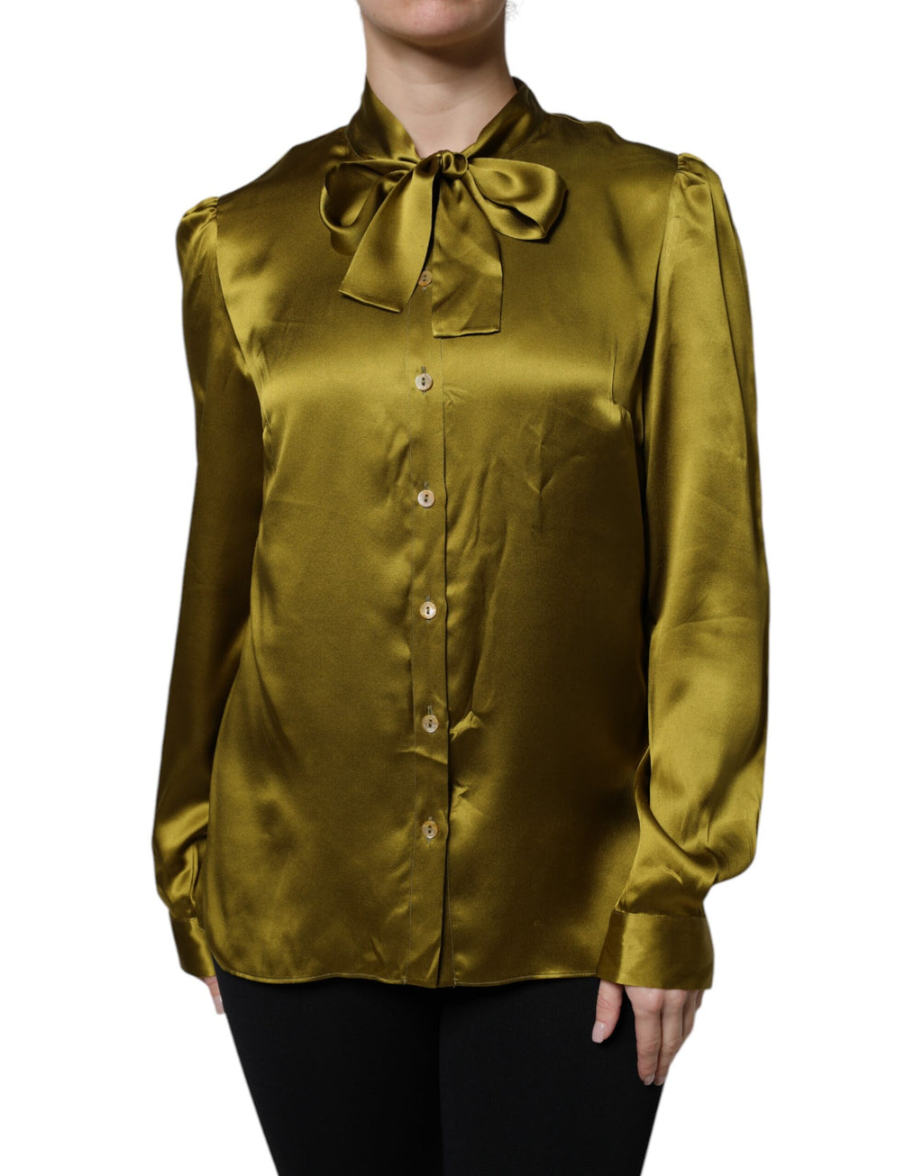 Chemise Dolce & Gabbana à manches longues, col ascot vert olive, tissus élégants, détails sophistiqués.
