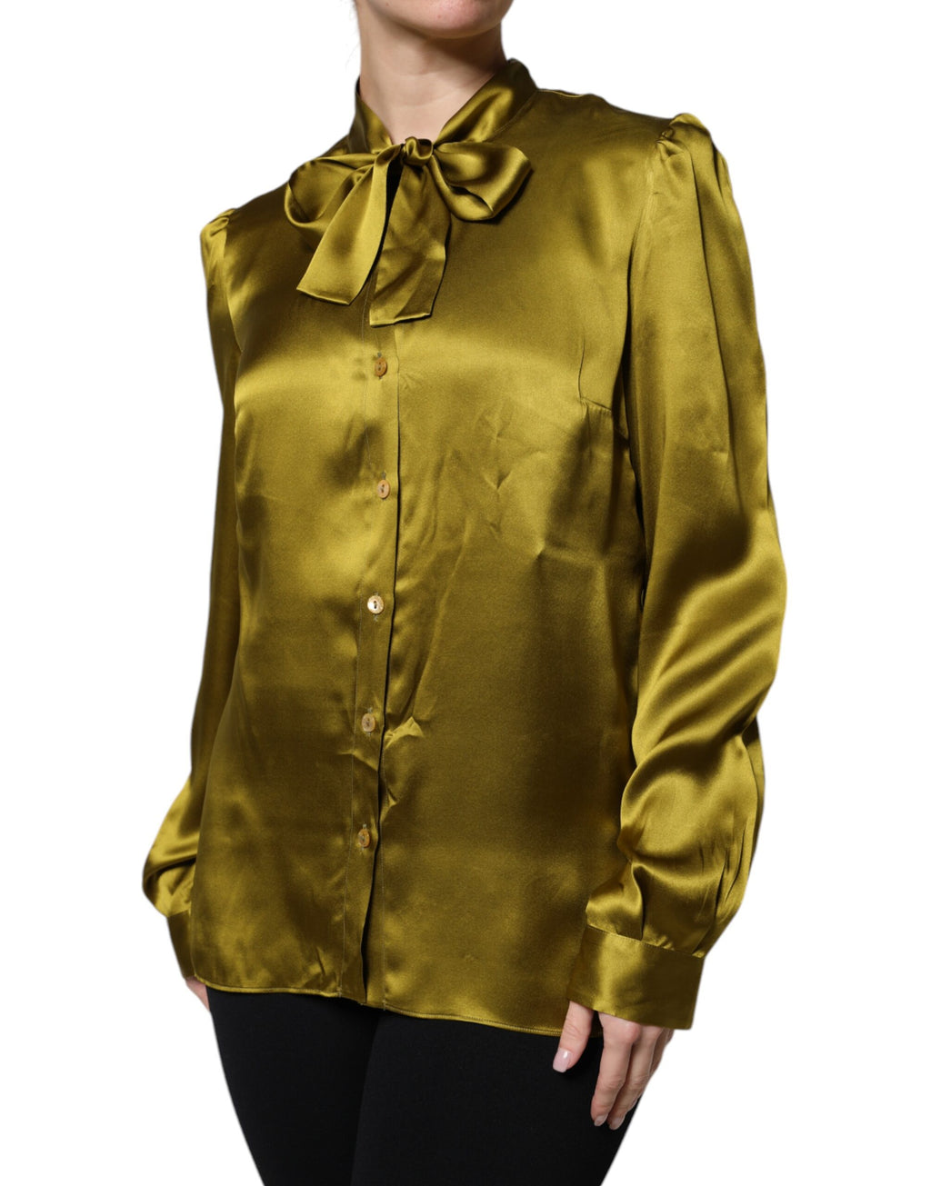 Chemise longue Dolce & Gabbana vert olive avec col ascot et manches longues, élégante et sophistiquée.