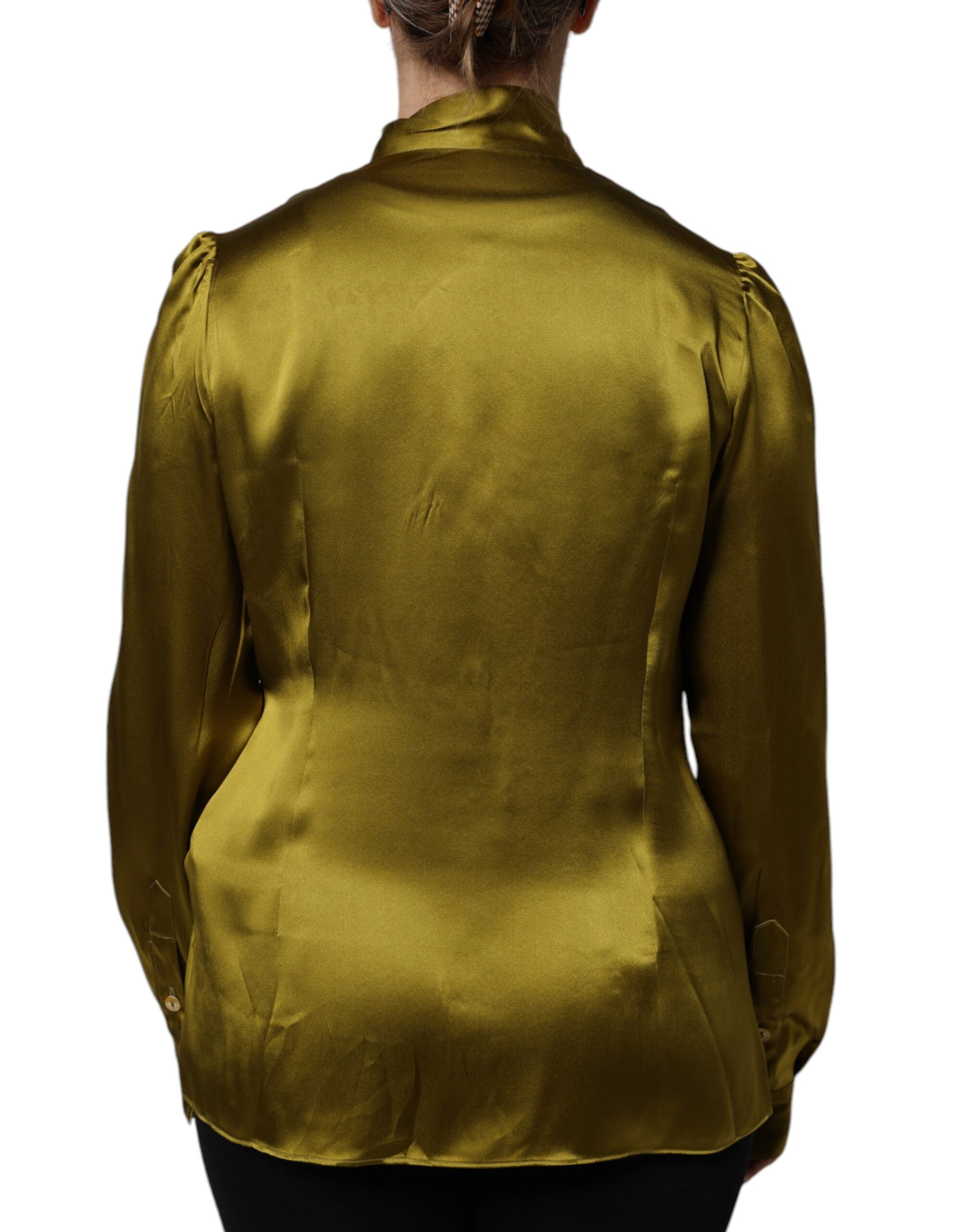Blouse Dolce & Gabbana en vert olive à col ascot et manches longues, élégante et sophistiquée.