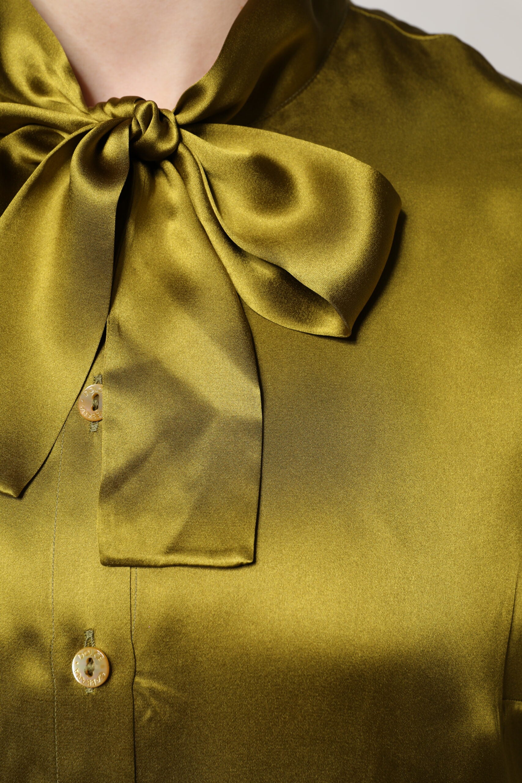 Chemise Dolce & Gabbana à manches longues, col ascot vert olive, style élégant et sophistiqué, vue de face.