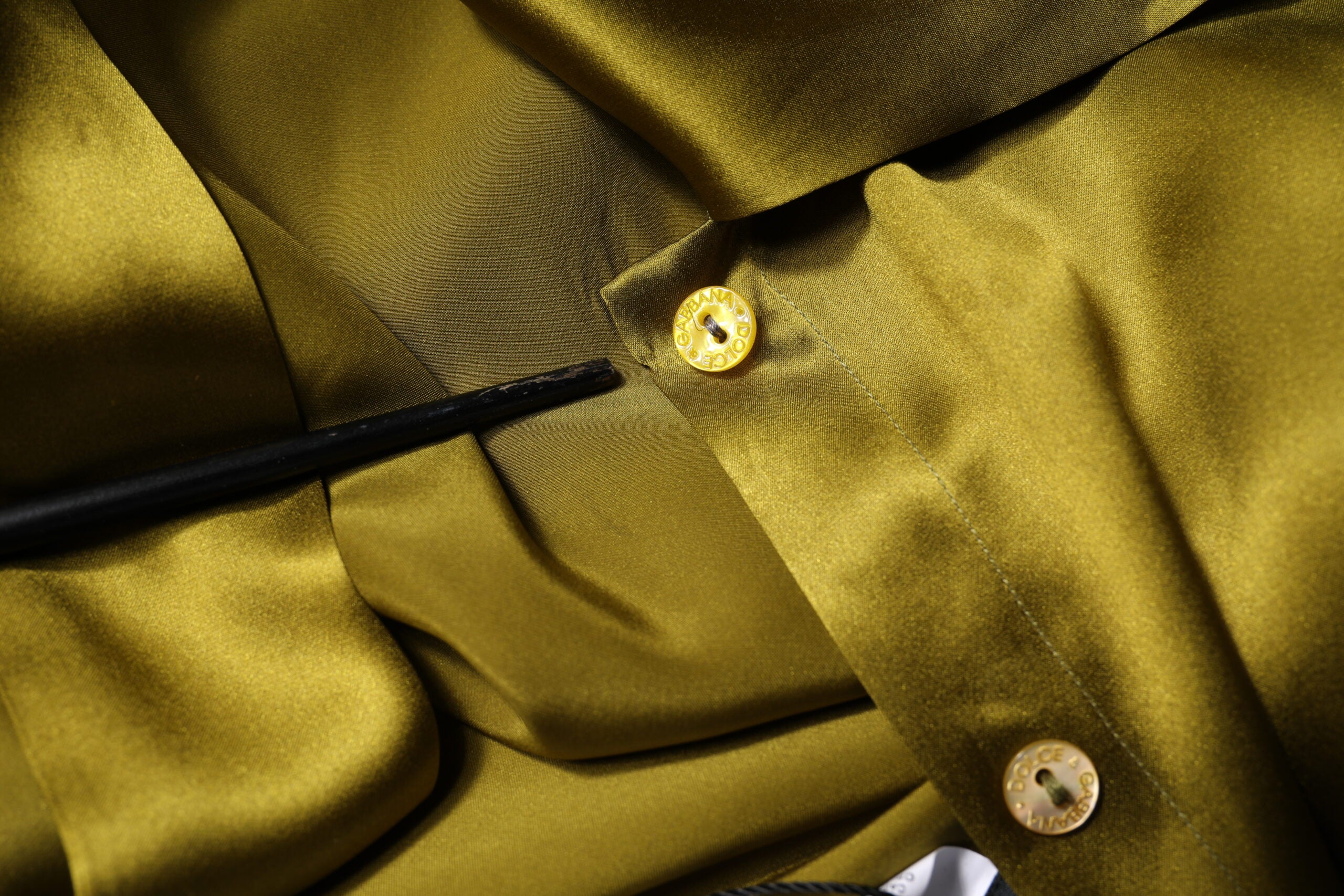 Chemise longue Dolce & Gabbana à col ascot vert olive, manches longues et style élégant.