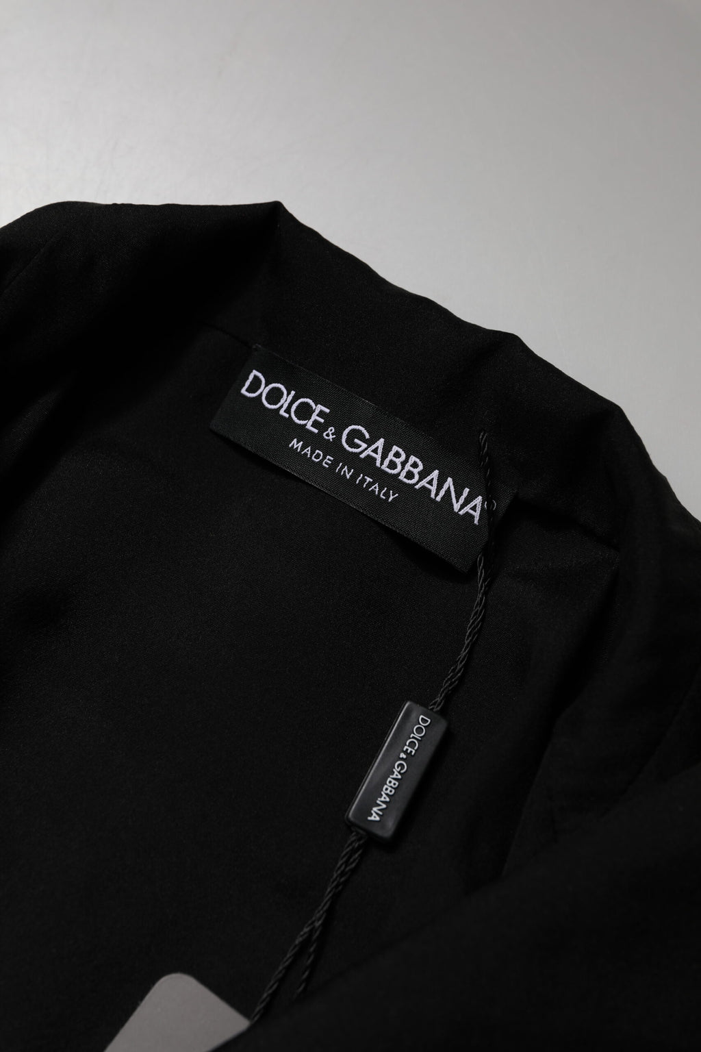 Chemisier en soie noire Dolce & Gabbana à manches longues transparentes, style élégant et sophistiqué pour femme.