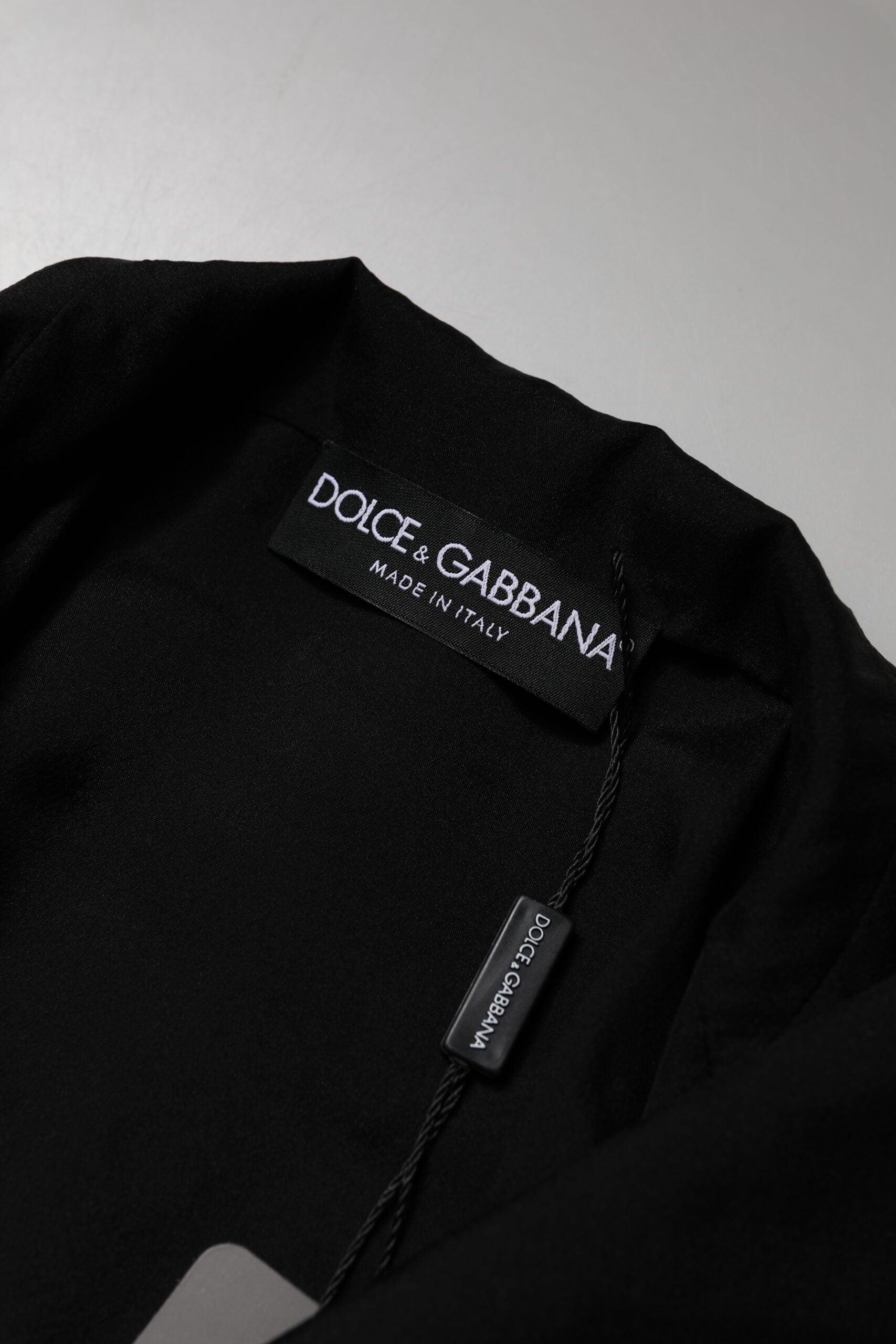 Chemisier en soie noire Dolce & Gabbana à manches longues transparentes, style élégant et sophistiqué pour femme.