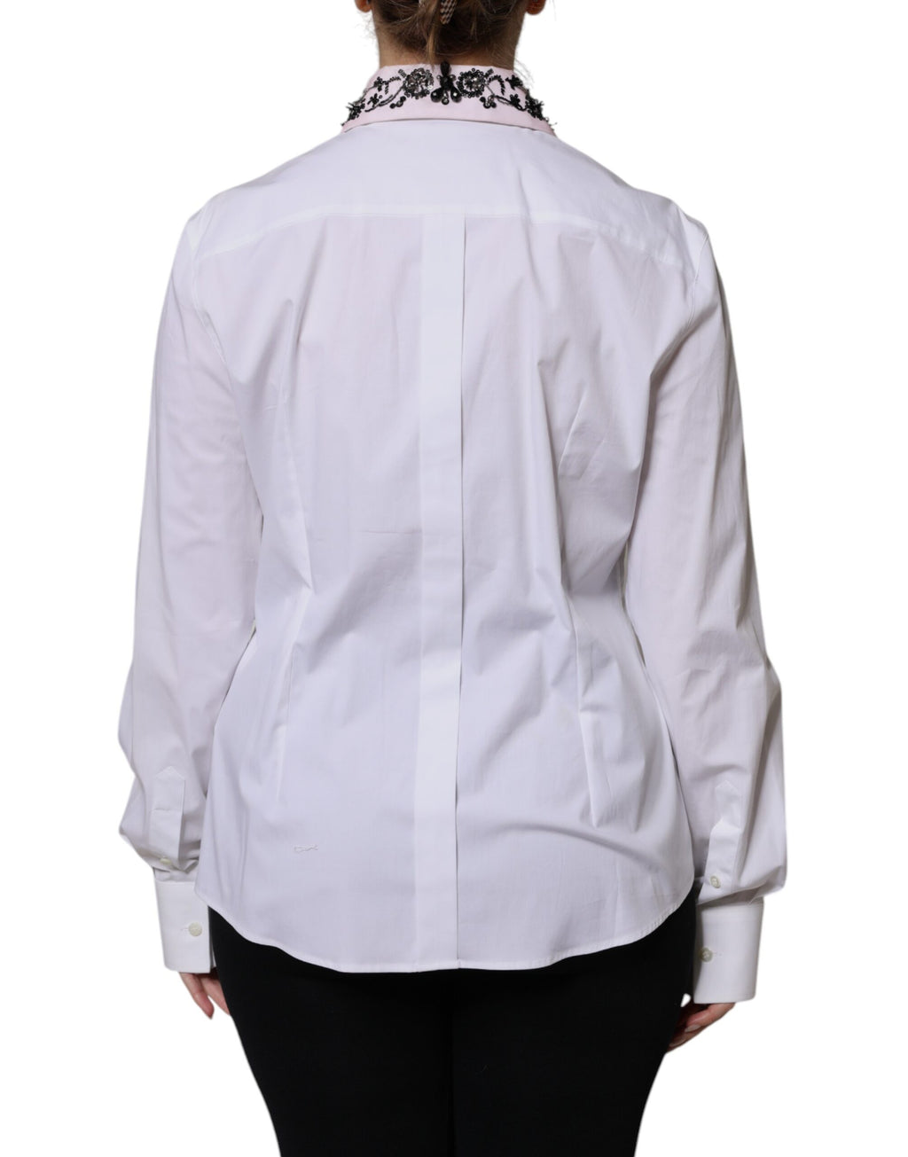 Chemise blanche Dolce & Gabbana avec col et embellissements, tissu élégant et détails sophistiqués visibles sur la photo.