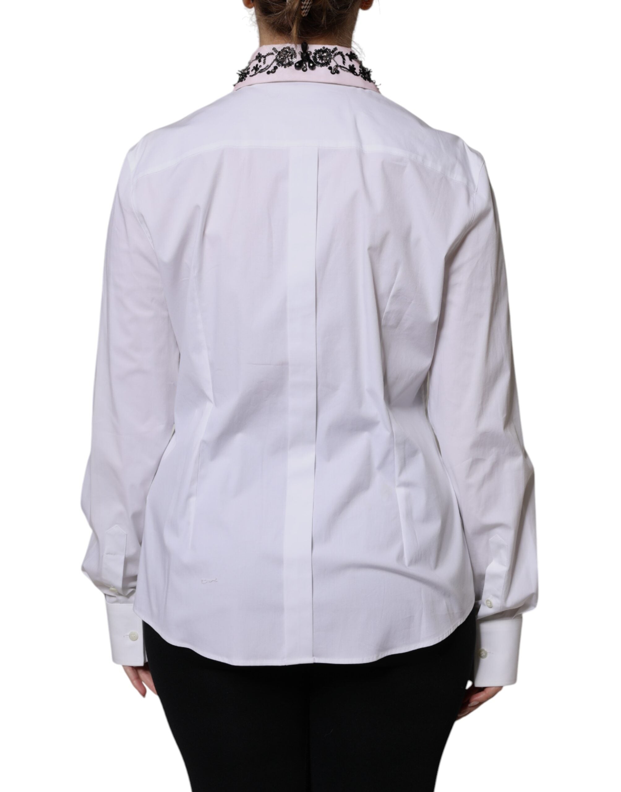 Chemise blanche Dolce & Gabbana avec col et embellissements, tissu élégant et détails sophistiqués visibles sur la photo.