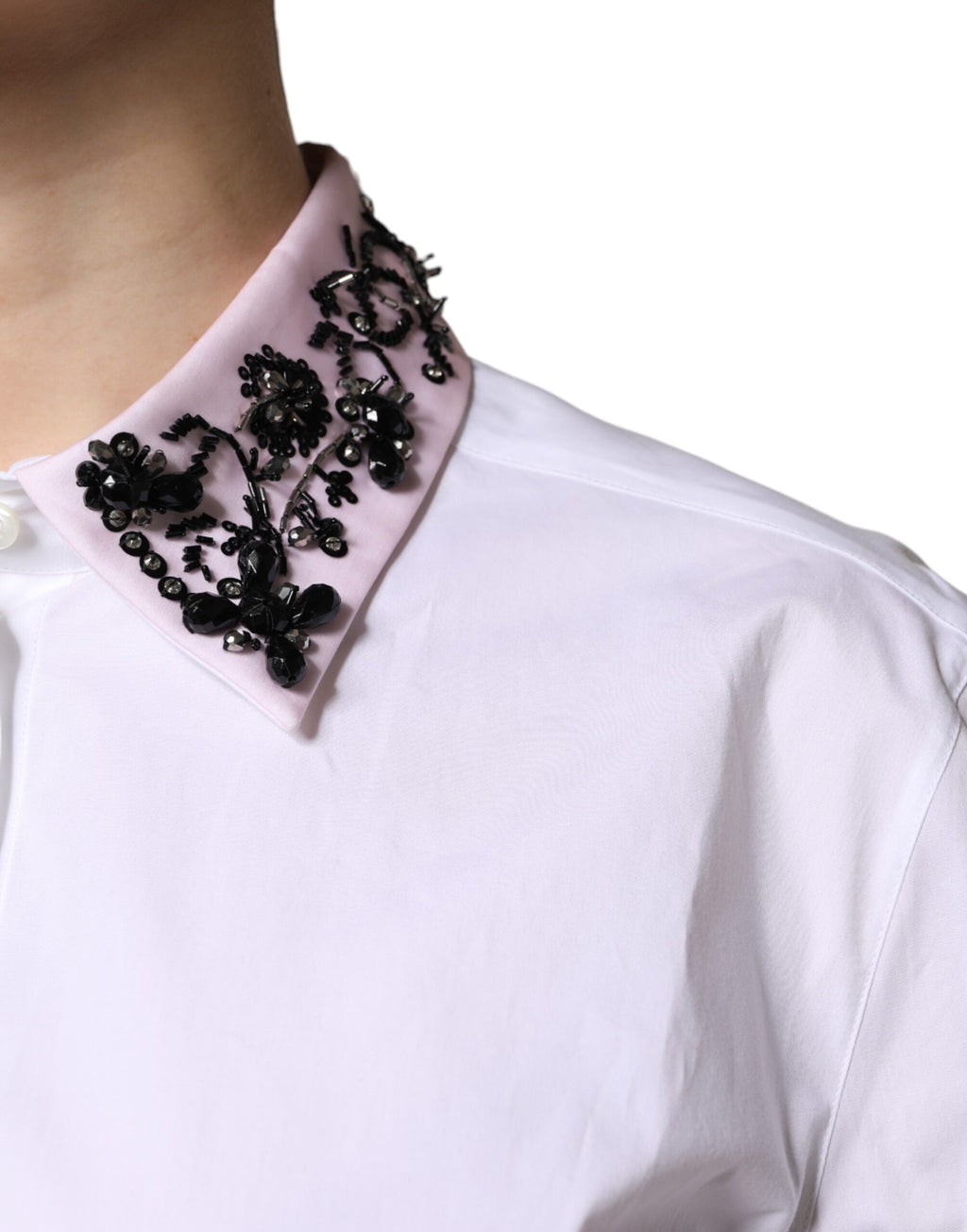 Chemise blanche Dolce & Gabbana à col orné de détails brillants, élégante blouse pour femmes.