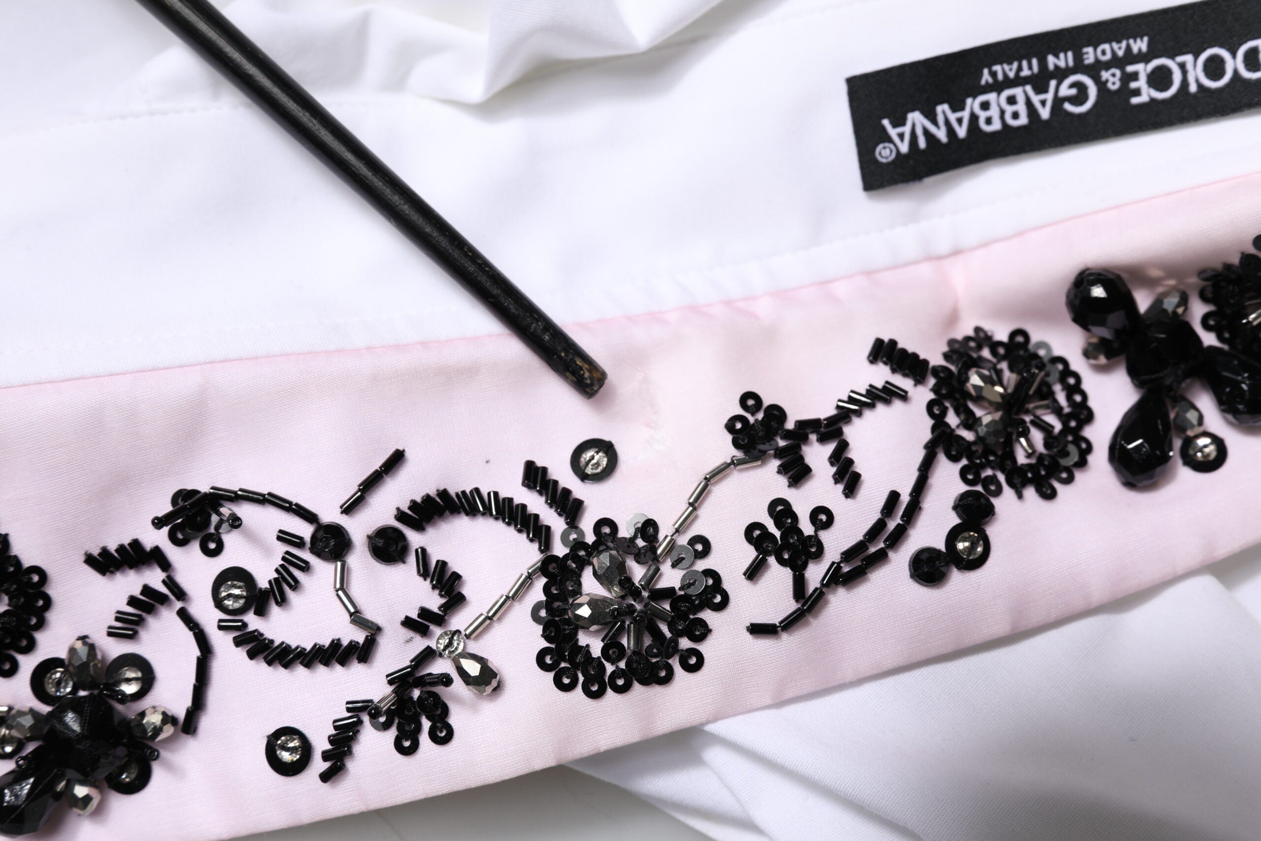 Chemise blanche Dolce & Gabbana avec col et embellissements, tenue élégante en tissu léger.