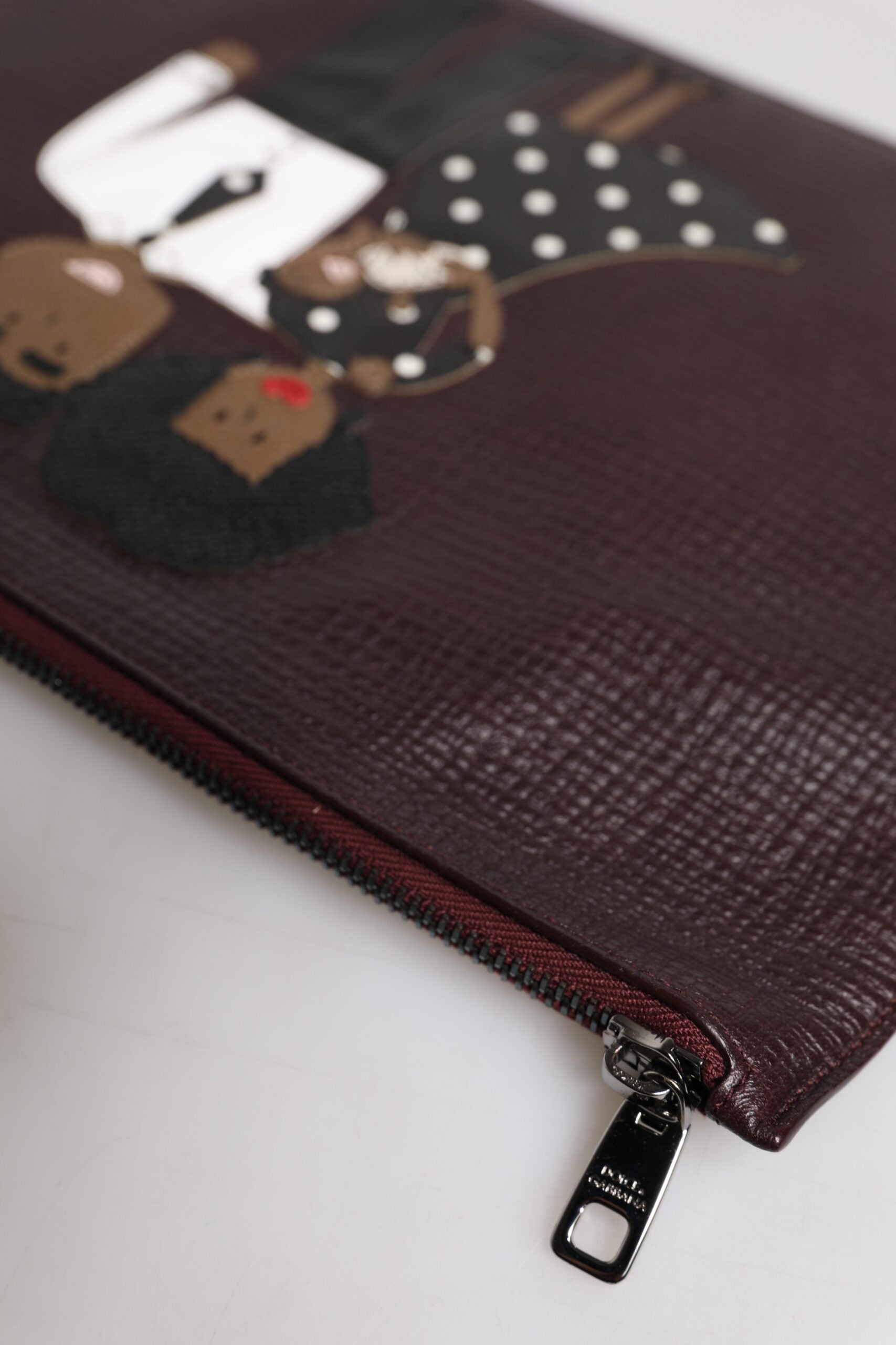 Pochette pour homme Dolce & Gabbana en cuir marron avec embellissements, sac à main élégant et sophistiqué.