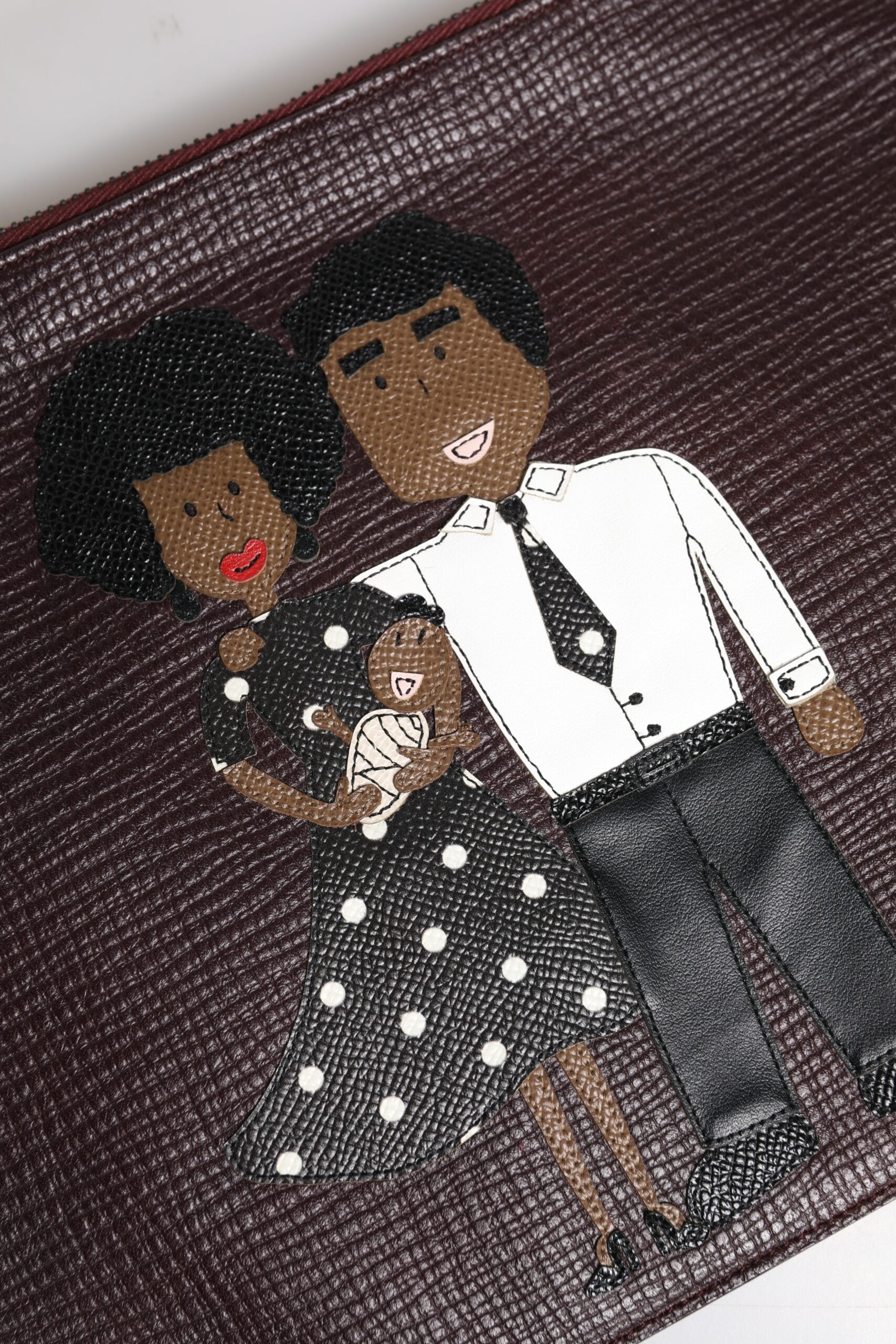 Pochette pour homme en cuir marron Dolce & Gabbana DGFAMILY avec embellissements, sac à main élégant et sophistiqué.