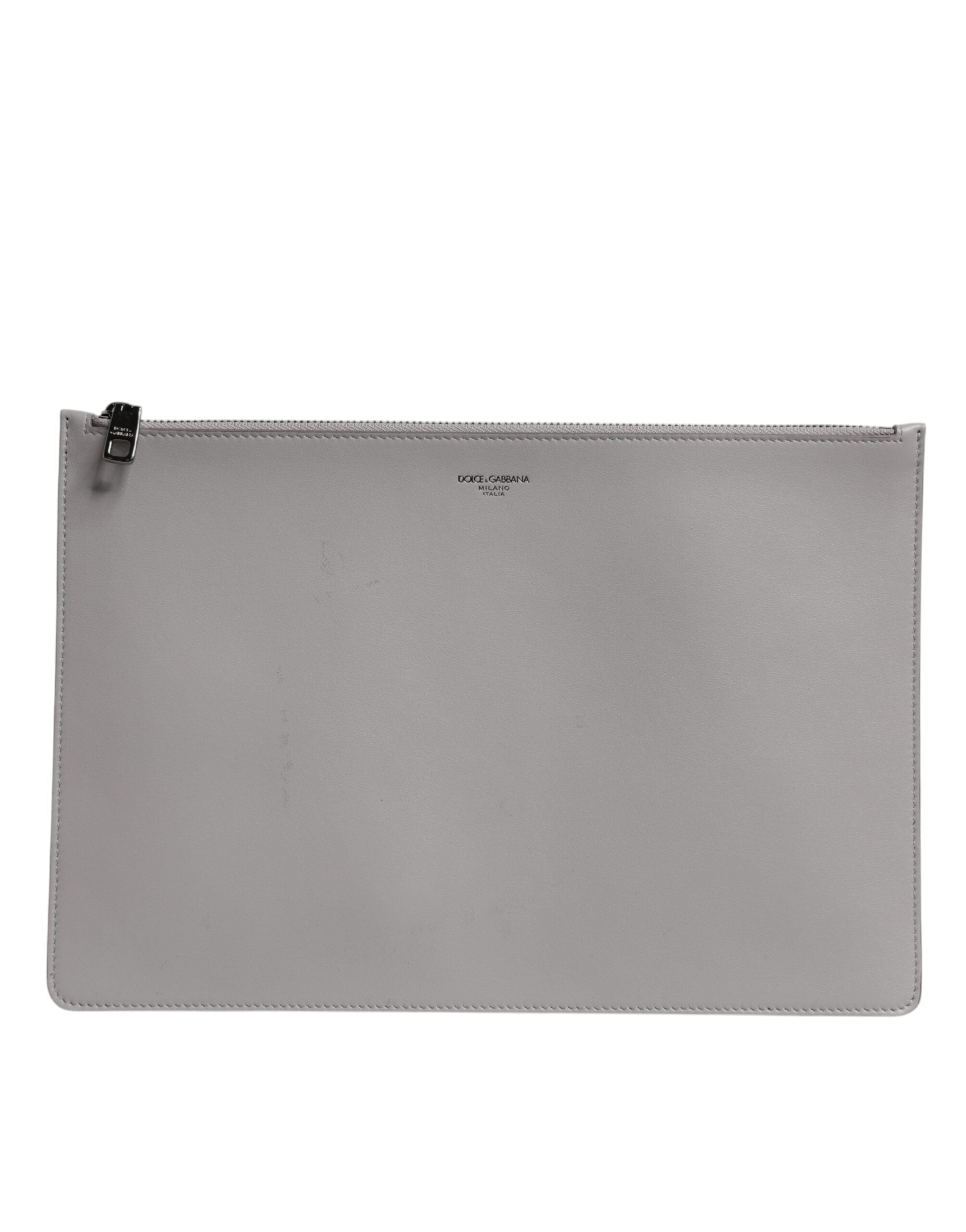 Pochette masculine en cuir gris Dolce & Gabbana avec logo DG, fermeture éclair, design épuré pour homme.