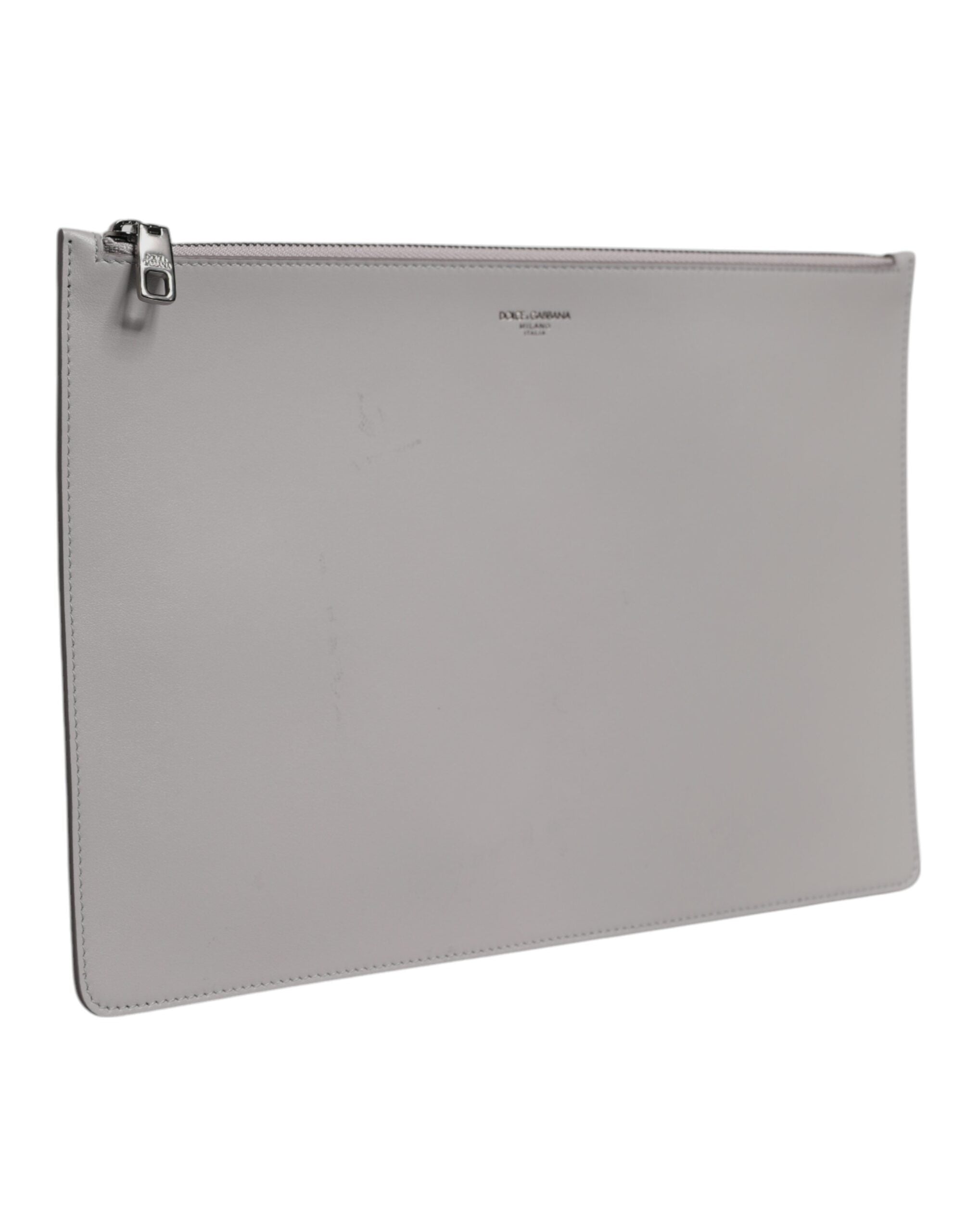 Pochette pour homme Dolce & Gabbana en cuir gris avec logo DG et fermeture zippée, élégante et compacte.