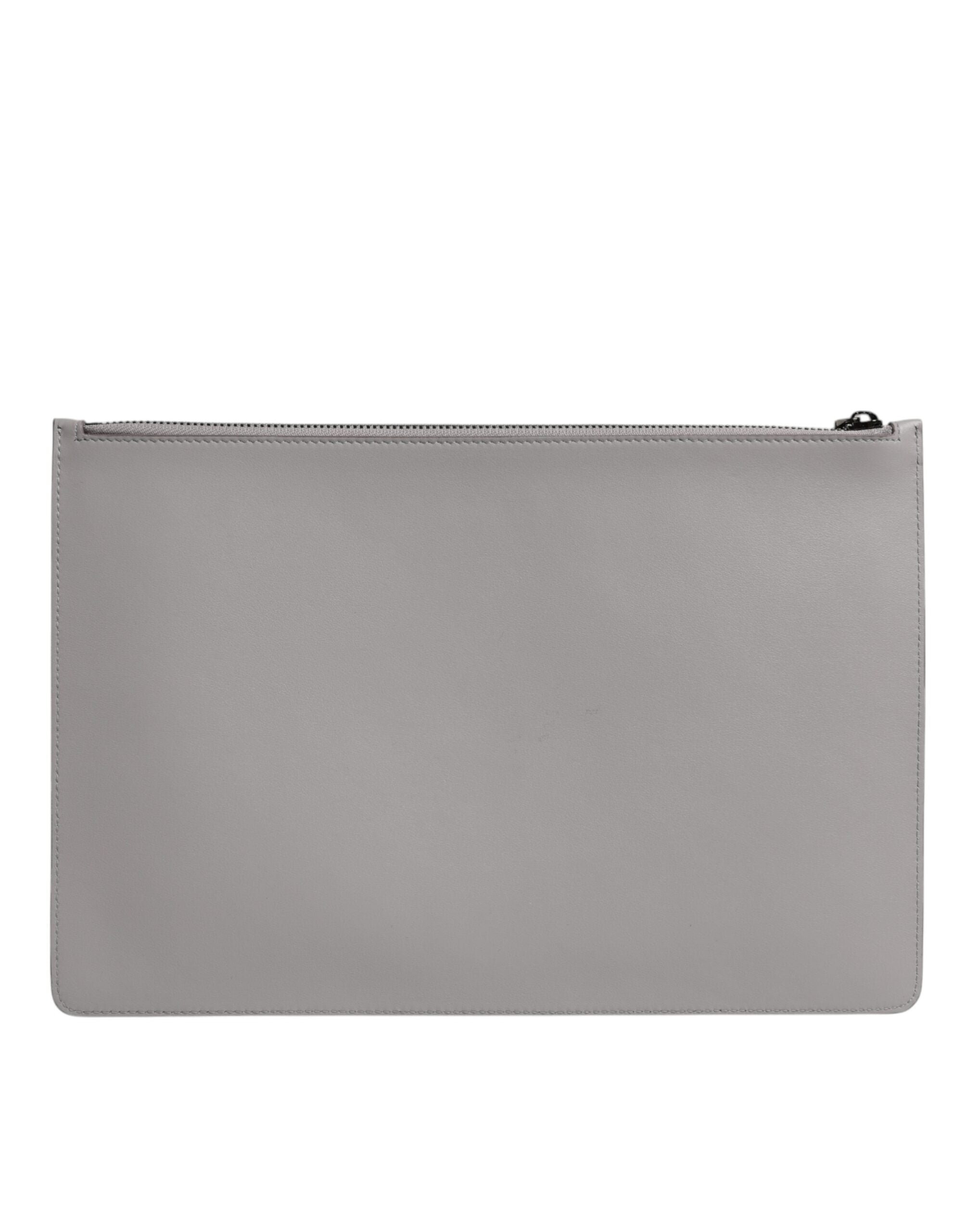 Pochette homme en cuir gris Dolce & Gabbana avec logo DG, fermeture éclair et design élégant.