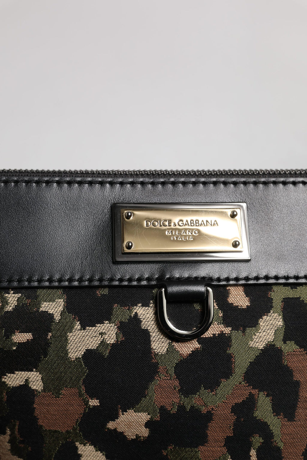 Pochette Dolce & Gabbana en jacquard multicolore avec motif léopard, logo plaque et design élégant.