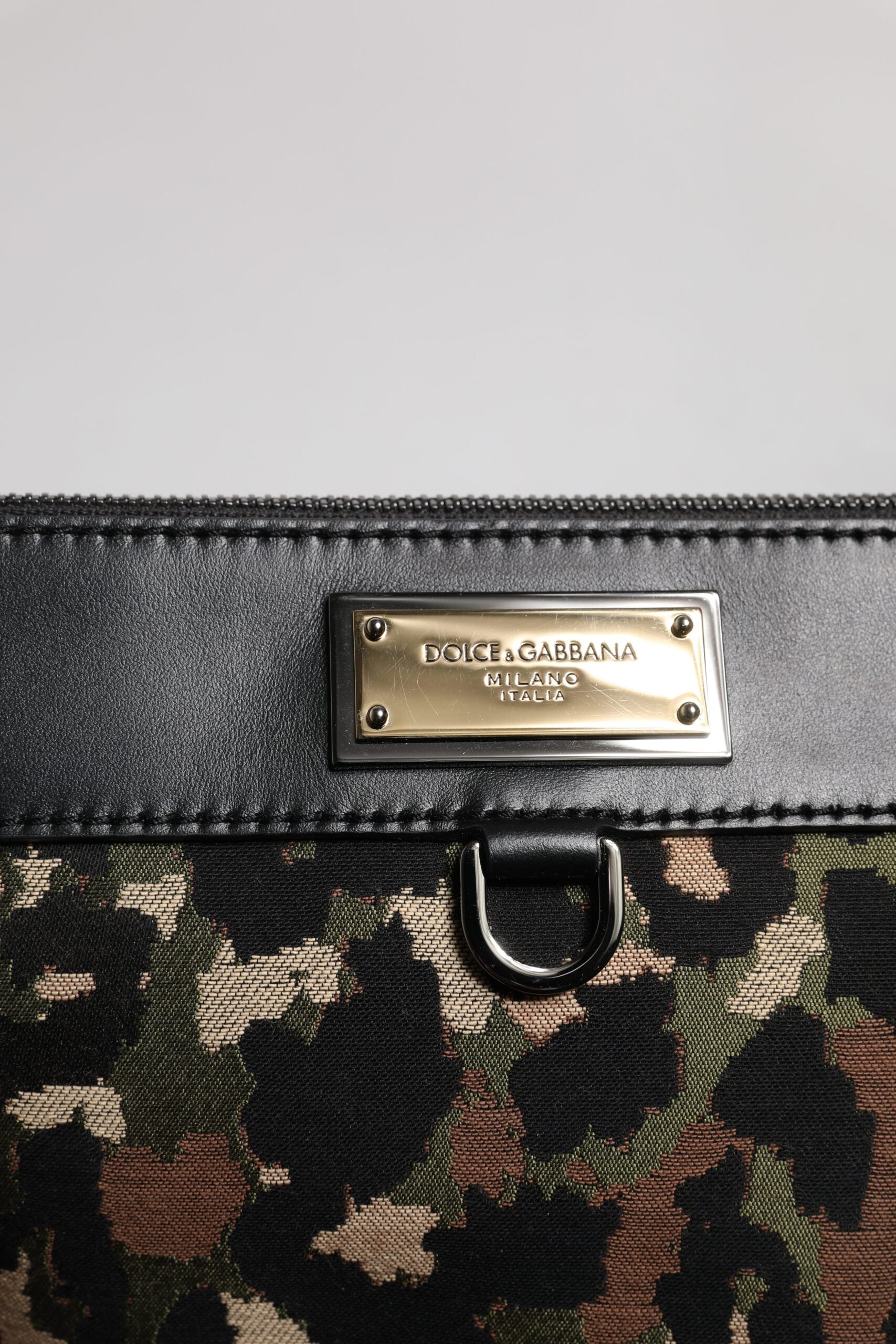 Pochette Dolce & Gabbana en jacquard multicolore avec motif léopard, logo plaque et design élégant.
