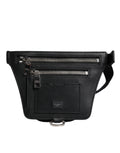 Ceinture en cuir noir Dolce & Gabbana avec plaque logo, boucle métallique et taille ajustable, portée en tant que ceinture ou sac banane.