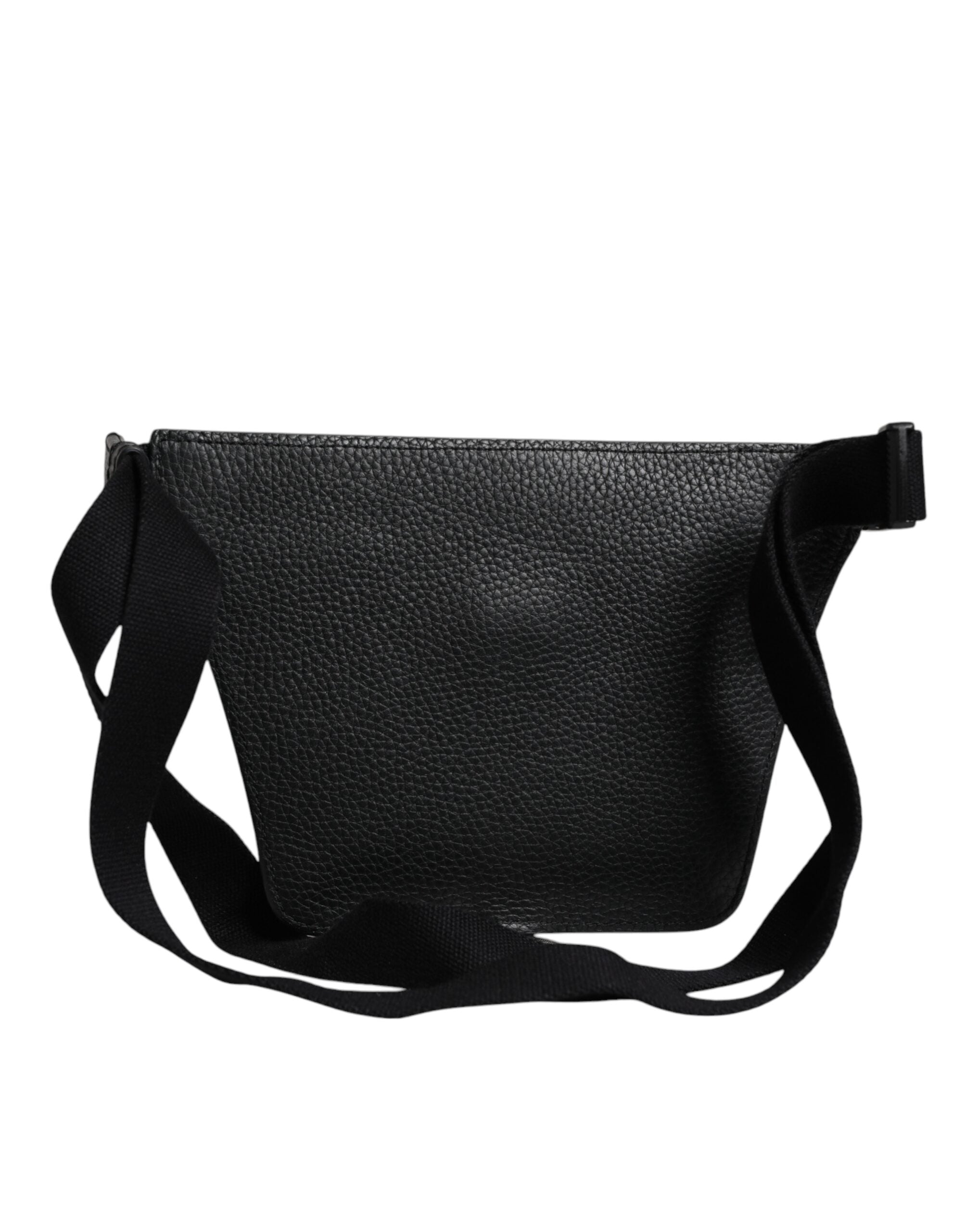Ceinture en cuir de veau noire Dolce & Gabbana avec plaque logo, portée comme ceinture ou sac banane pour homme.