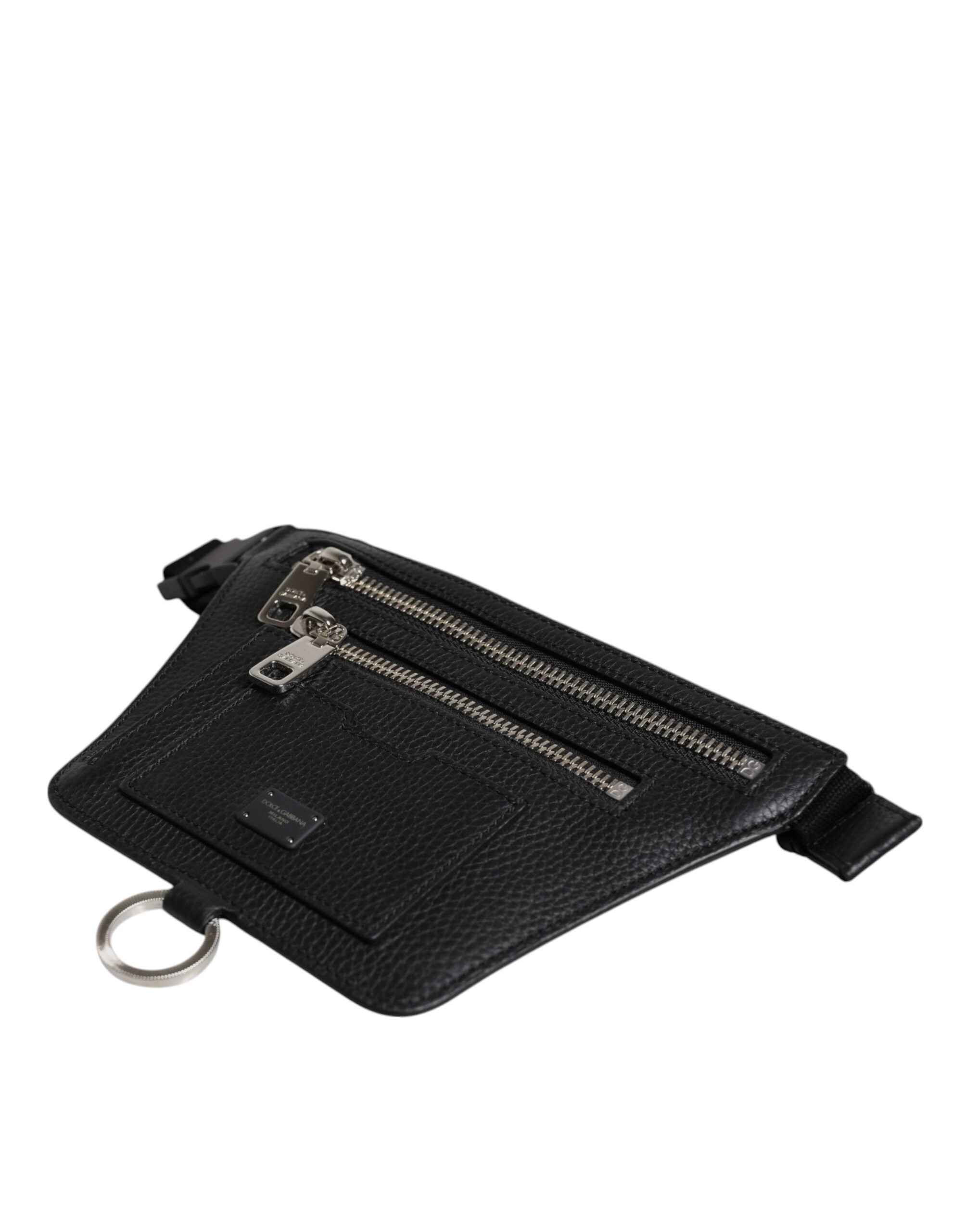 Ceinture en cuir noir Dolce & Gabbana avec plaque logo, portée comme ceinture ou sac banane pour homme.