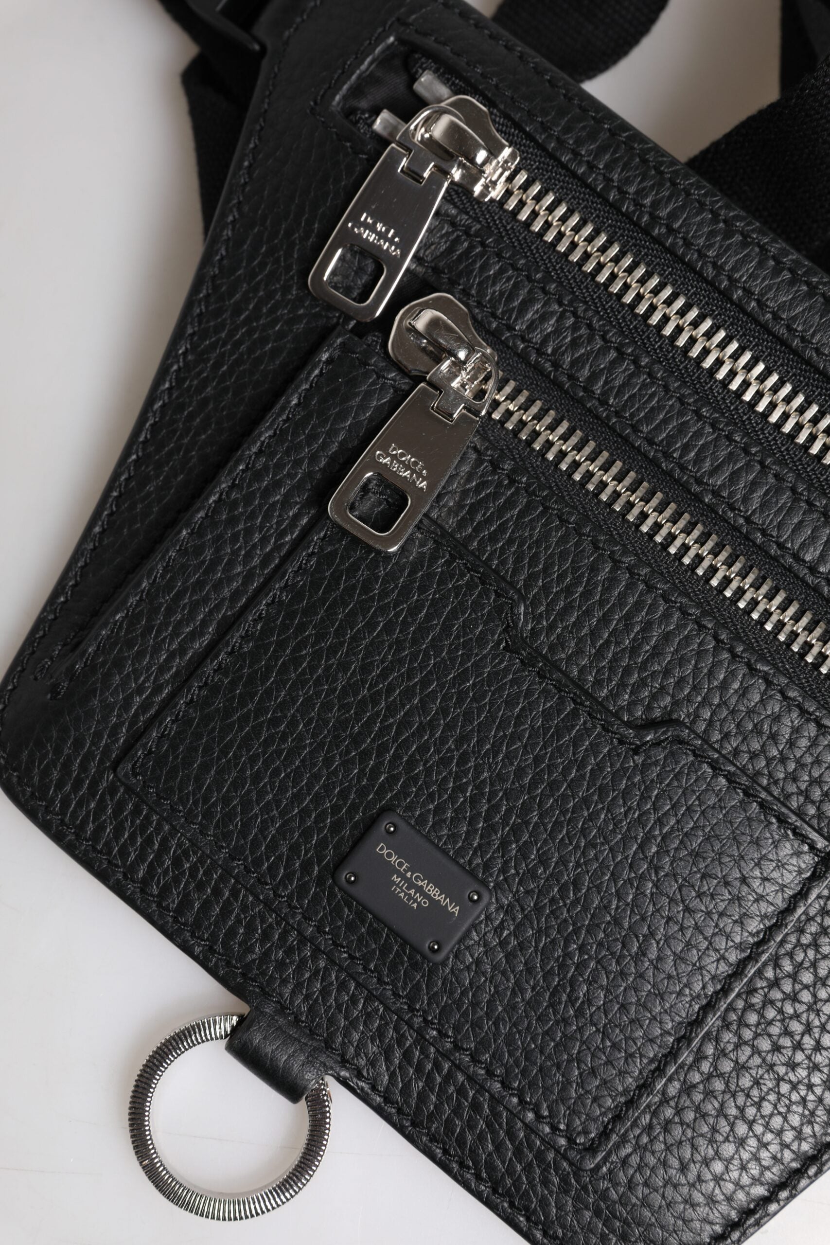 Ceinture en cuir noir Dolce & Gabbana avec plaque logo, portée comme ceinture ou sac banane pour homme.