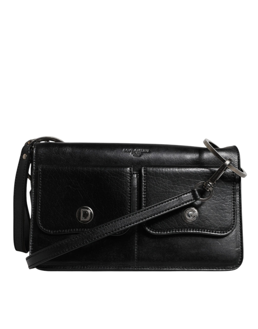 Sac à main Dolce & Gabbana en cuir noir avec logo, porté en bandoulière, élégant et sophistiqué.