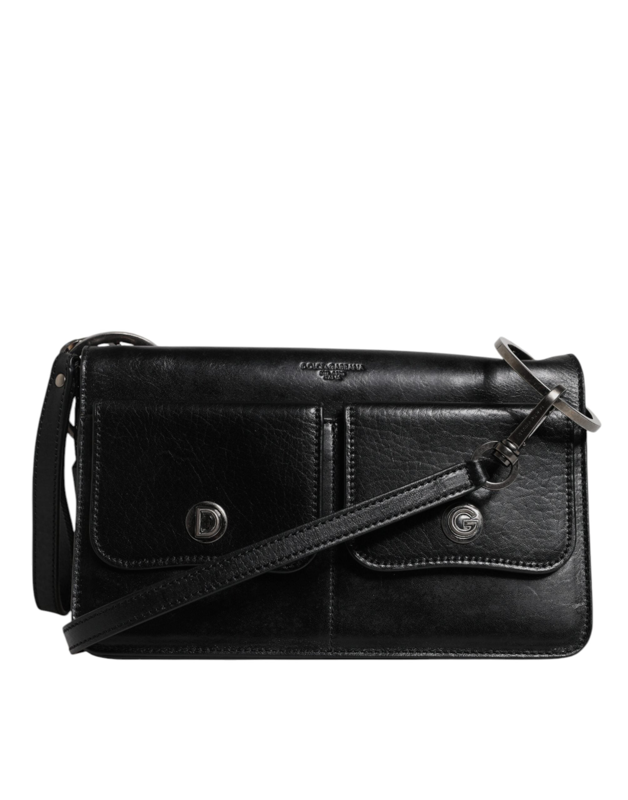 Sac à main Dolce & Gabbana en cuir noir avec logo, porté en bandoulière, élégant et sophistiqué.