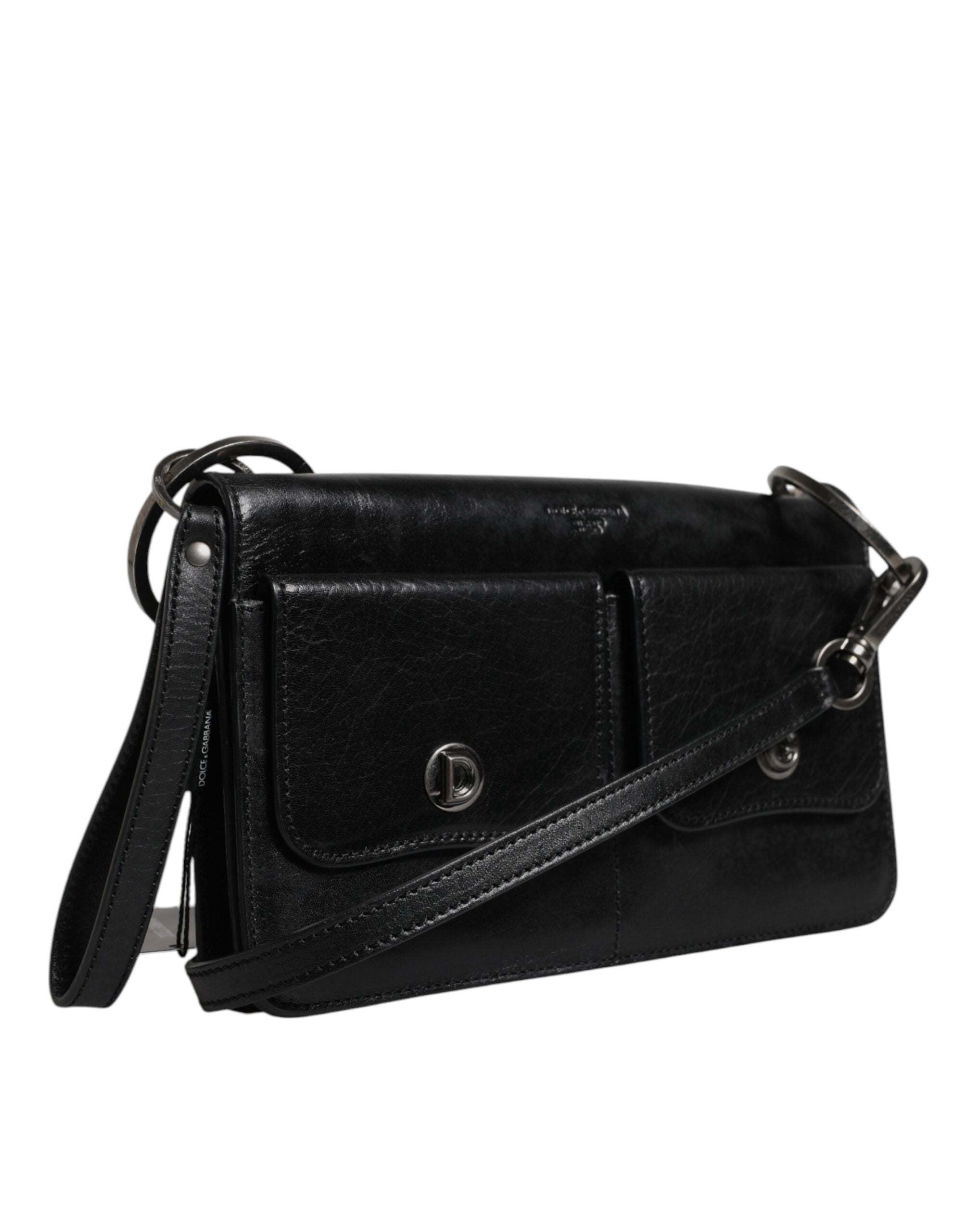 Sac à main Dolce & Gabbana en cuir noir avec logo, porté en bandoulière, élégant et sophistiqué.