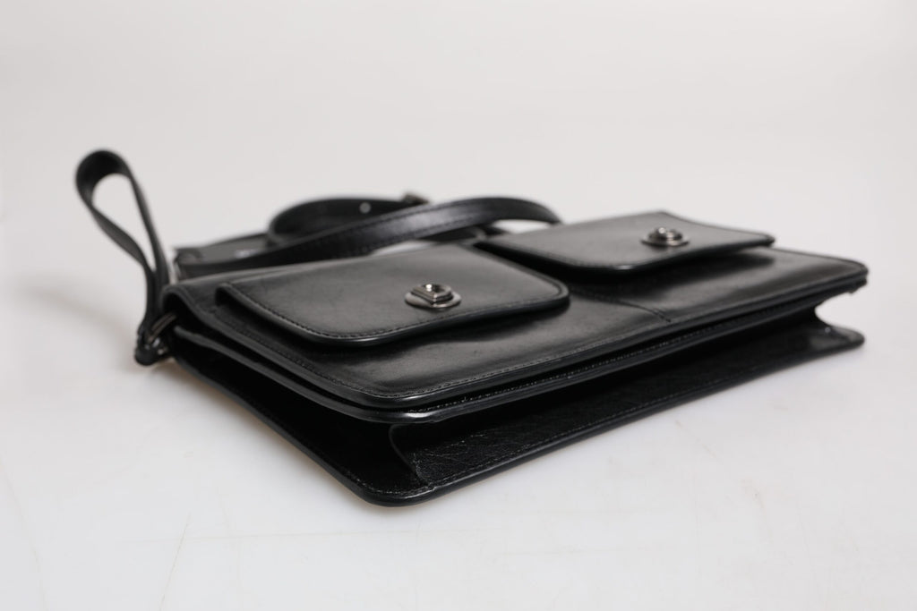 Sac à main Dolce & Gabbana en cuir noir avec logo, bandoulière, idéal pour porter à l'épaule ou en crossbody.