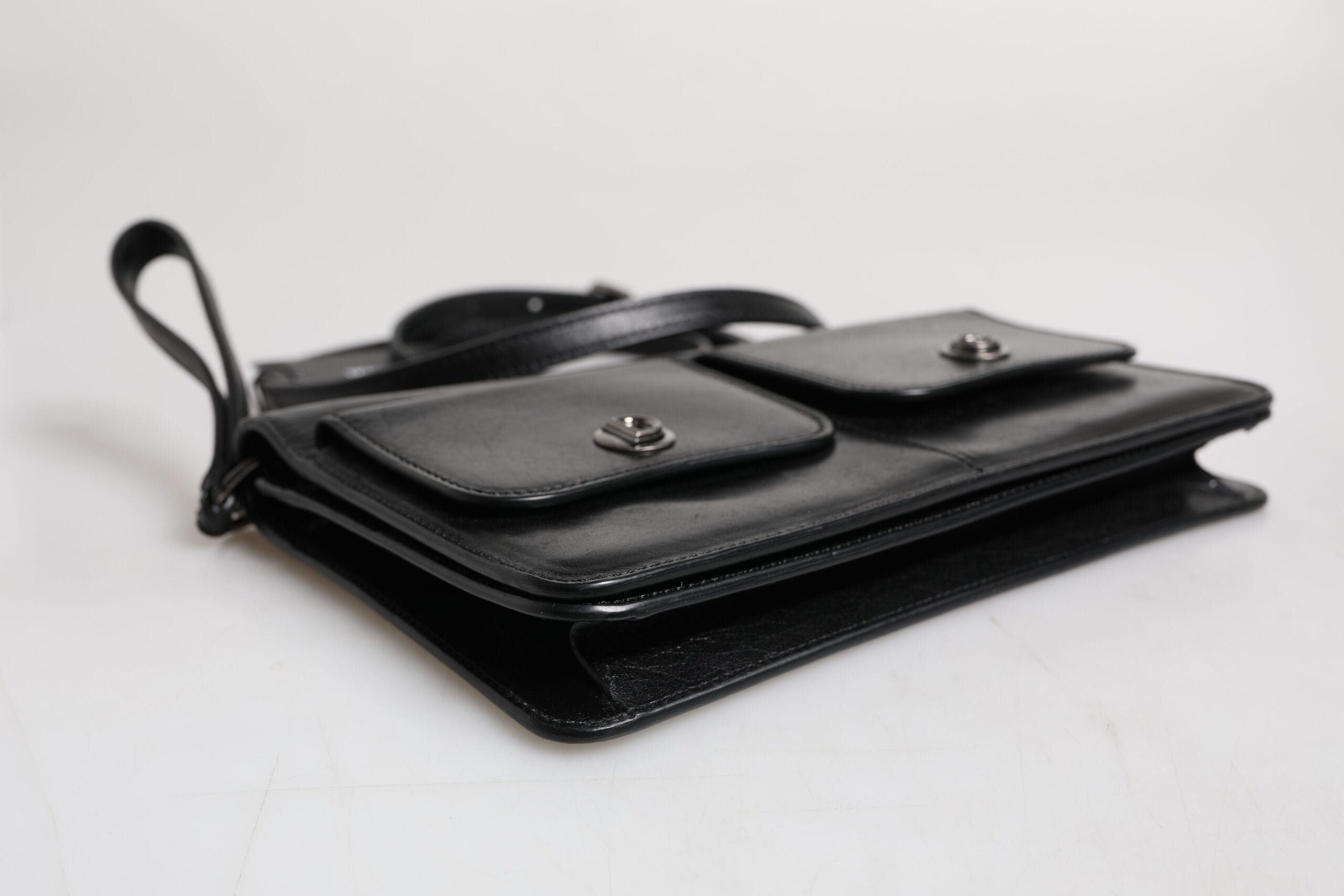 Sac à main Dolce & Gabbana en cuir noir avec logo, bandoulière, idéal pour porter à l'épaule ou en crossbody.
